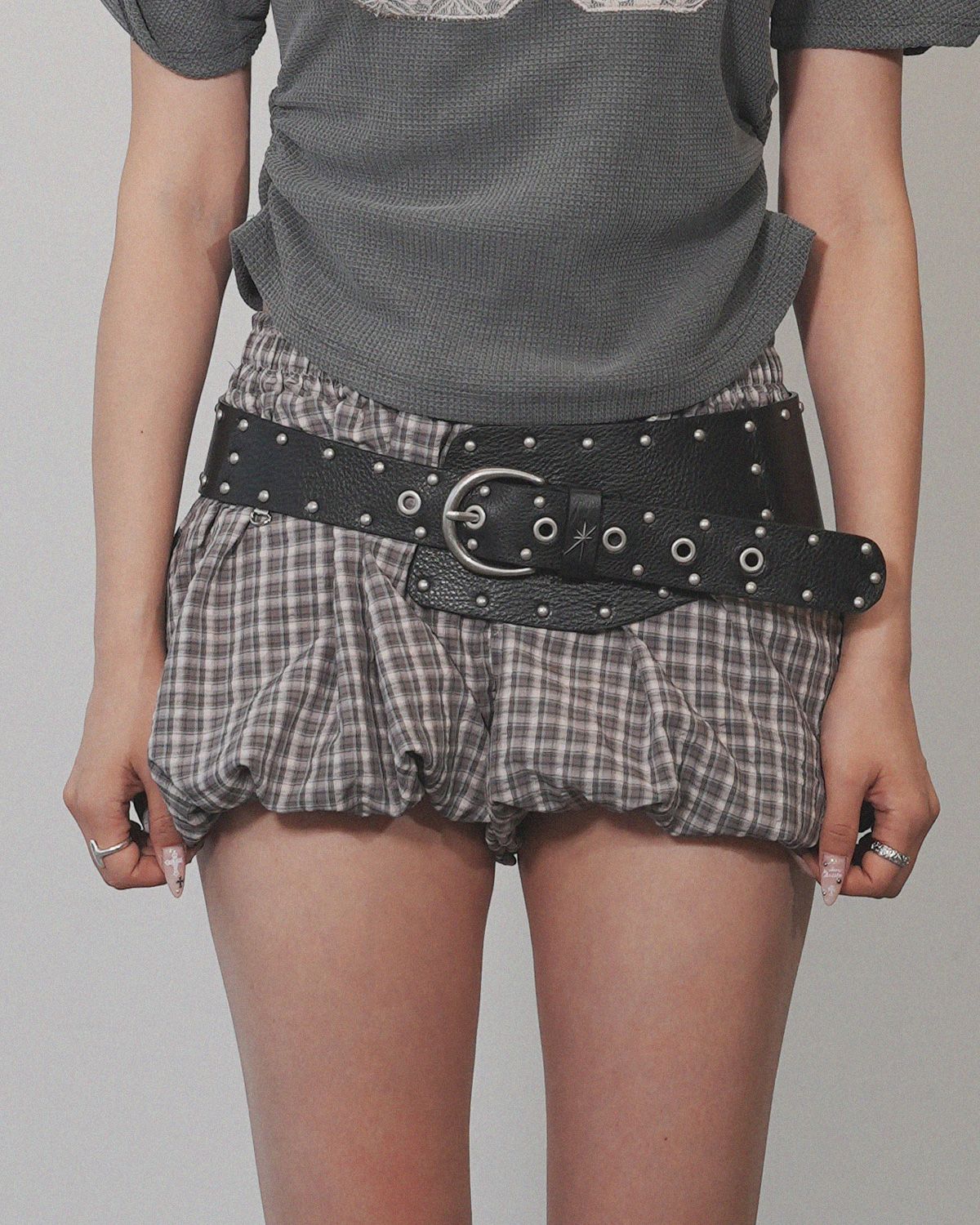 여린(YEORIN) Check Balloon Shorts (Brown)