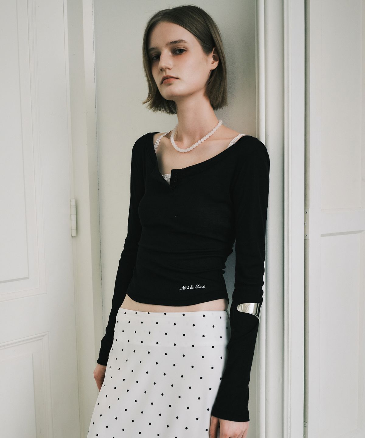 닉앤니콜(NICK&NICOLE) SOFT BUTTON SLIM TOP_BLACK