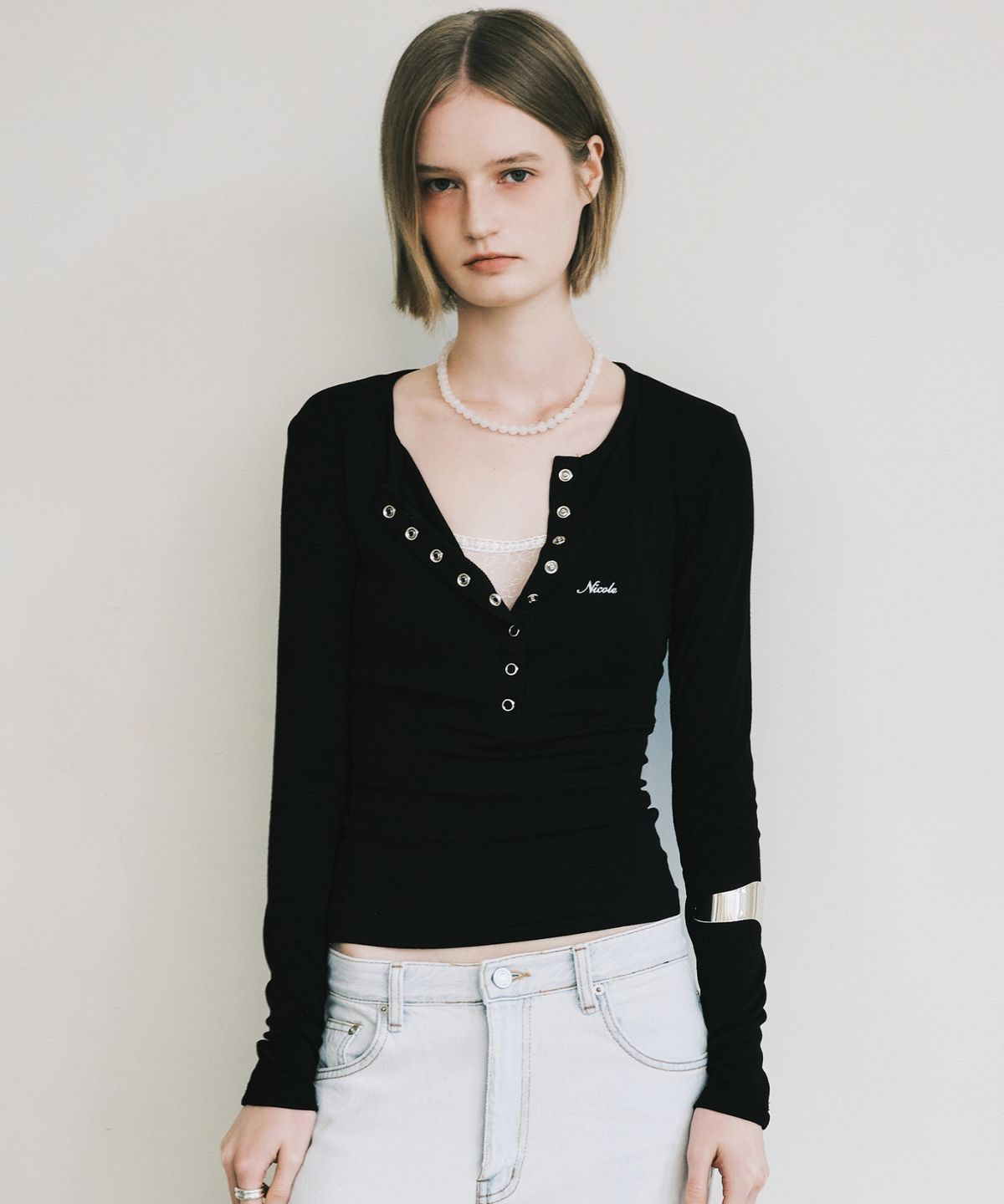 닉앤니콜(NICK&NICOLE) BUTTON HENLEY NECK TOP_BLACK