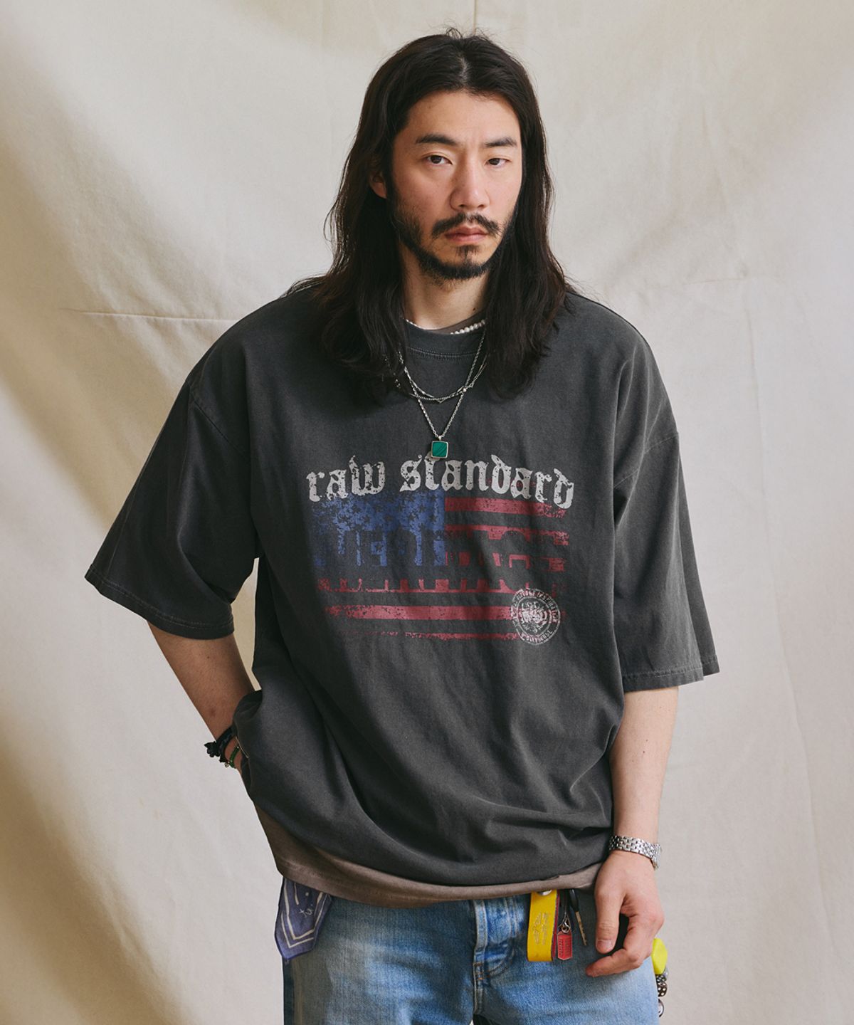 러기드하우스(RUGGED HOUSE) 로우 스탠다드 성조기 피그먼트 반팔티 챠콜
