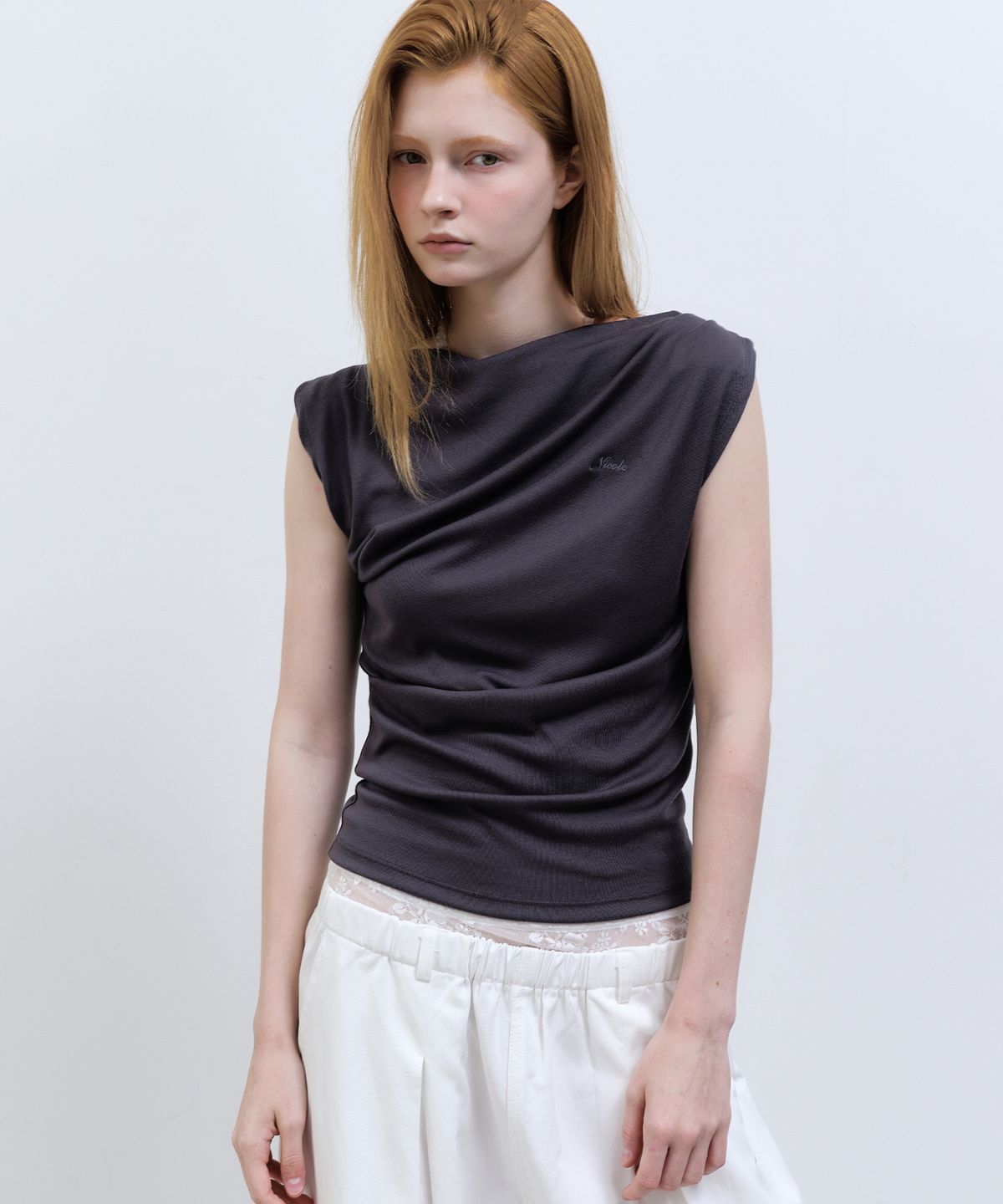 닉앤니콜(NICK&NICOLE) DRAPED SHIRRING SLEEVELESS TOP_CHARCOAL