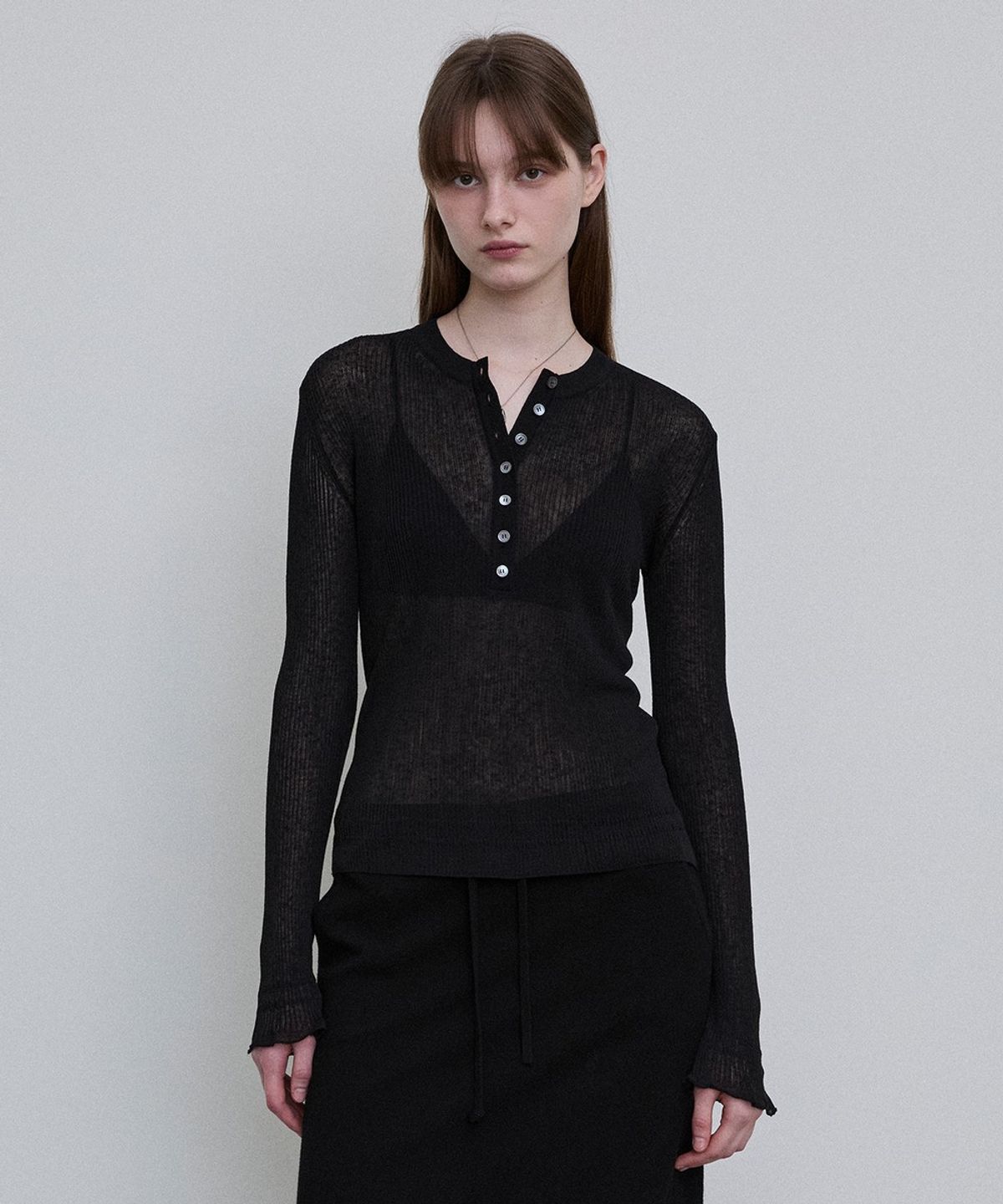 디에토(DEETO) Sheer Ribbed Henley Top [BLACK]