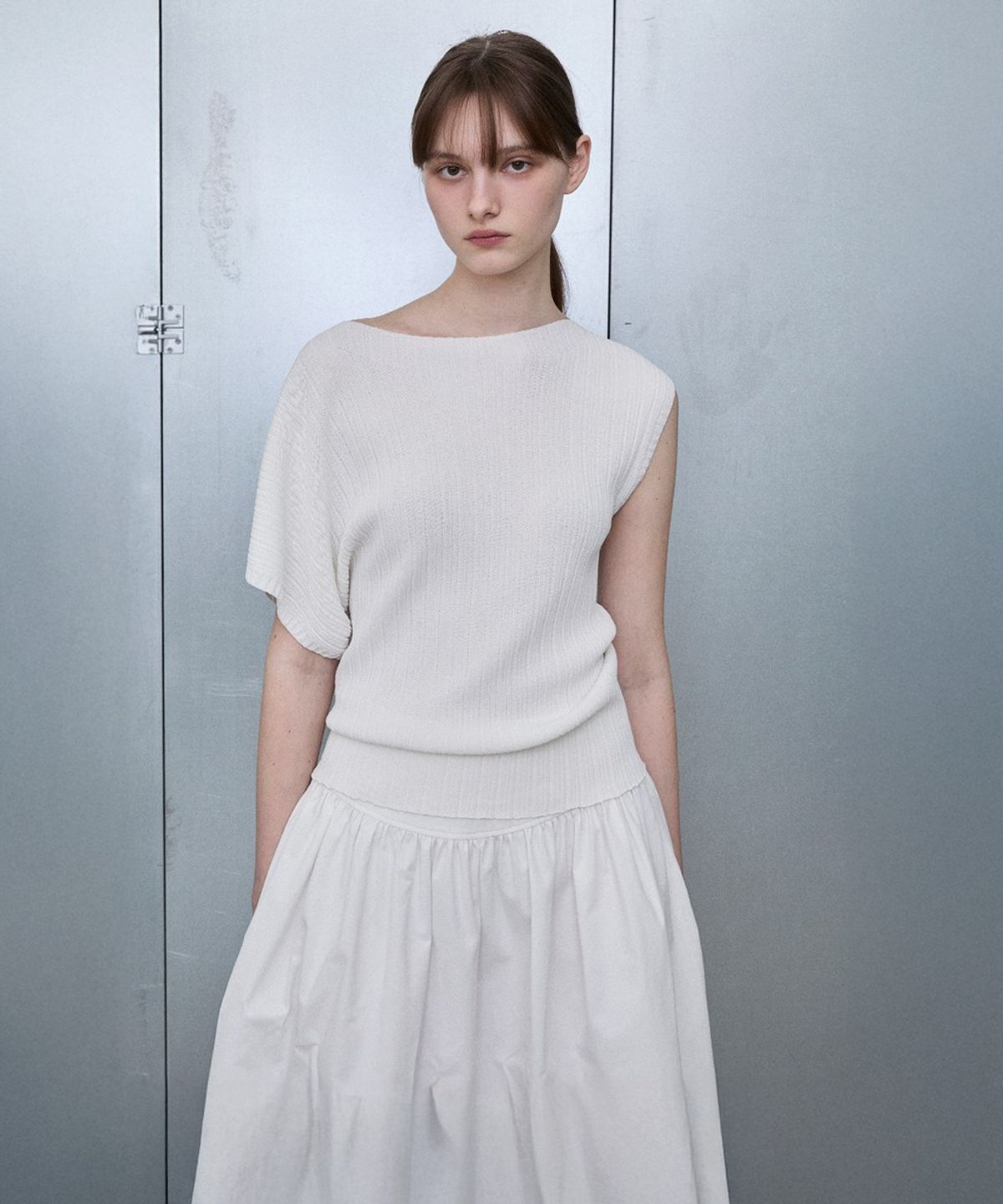 디에토(DEETO) Asymmetric Sleeve Pleated Knit Pullover [WHITE]