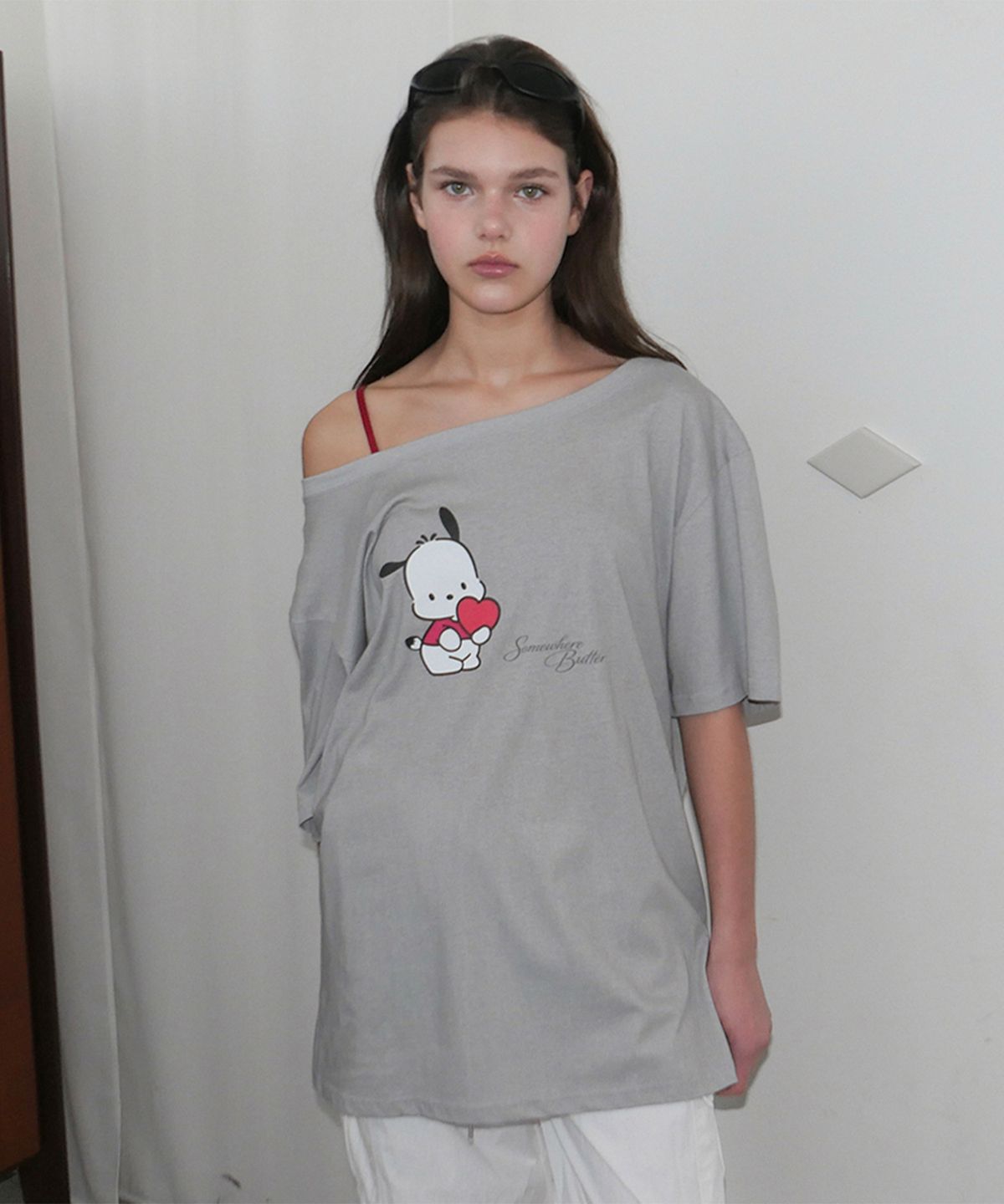 썸웨어버터(SOMEWHEREBUTTER) Heart Pochacco Off Shoulder Top - Grey