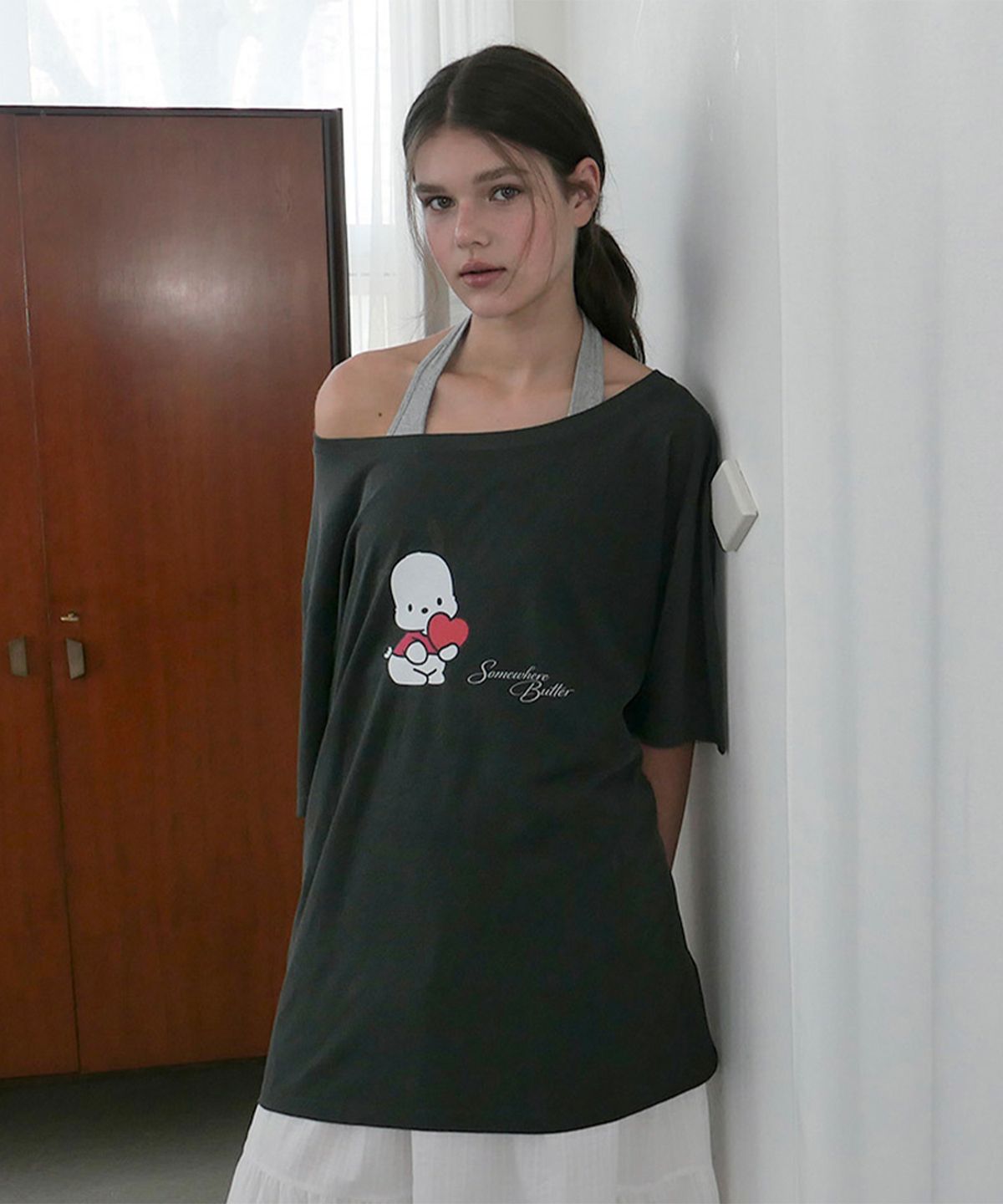 썸웨어버터(SOMEWHEREBUTTER) Heart Pochacco Off Shoulder Top - Charcoal