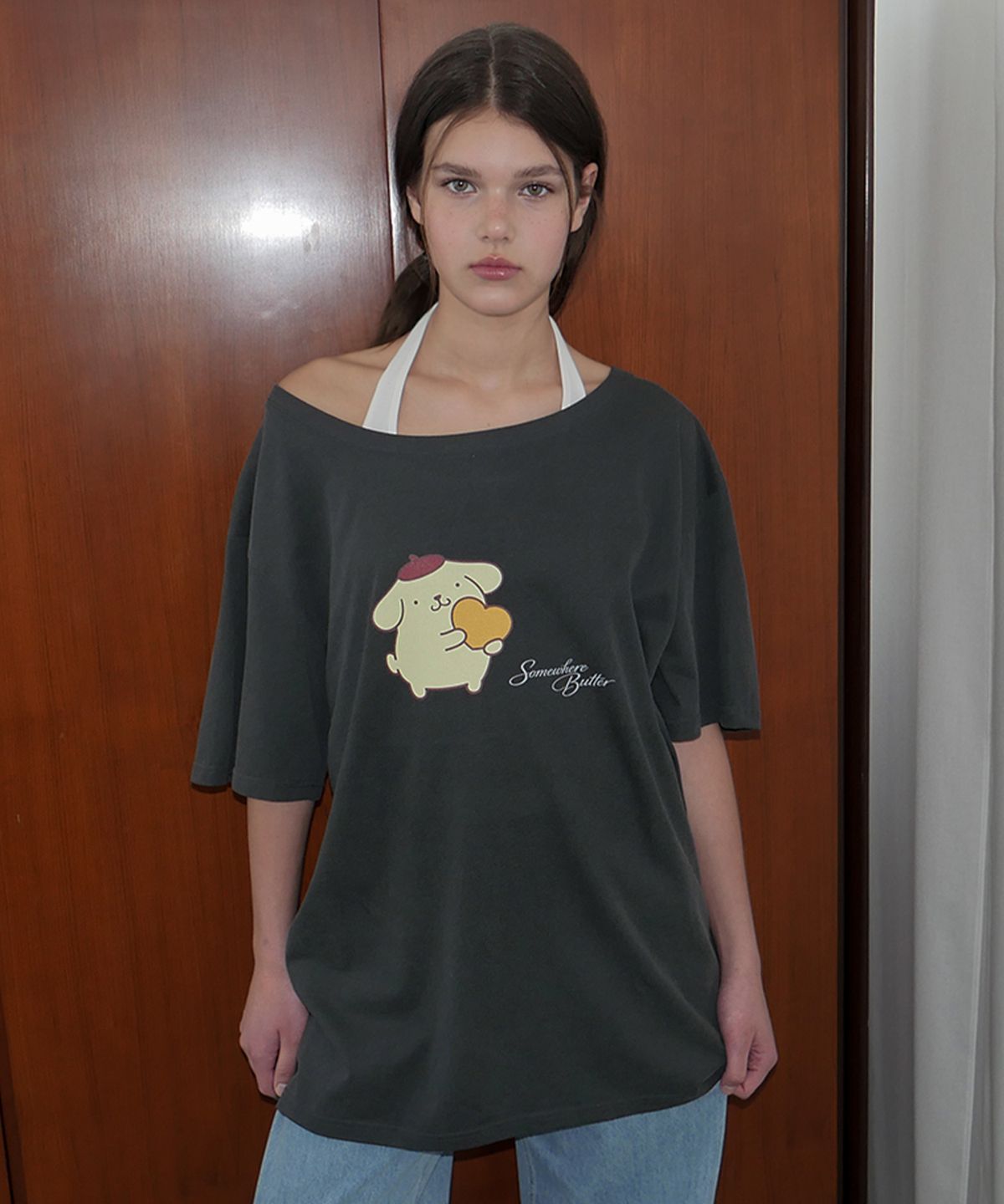 썸웨어버터(SOMEWHEREBUTTER) Heart Pompompurin Off Shoulder Top - Charcoal