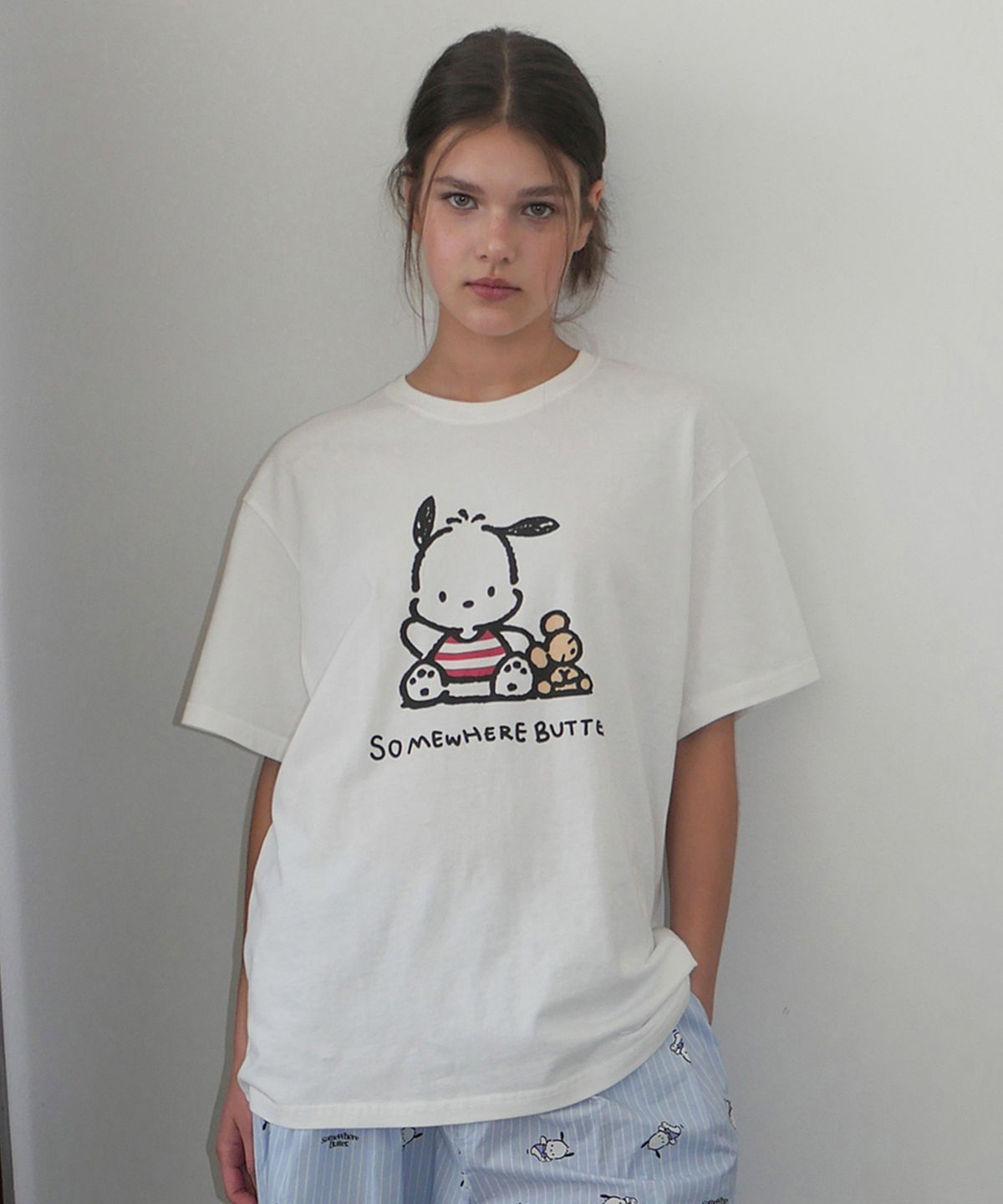 썸웨어버터(SOMEWHEREBUTTER) Pochacco Over-Fit Top - Ivory
