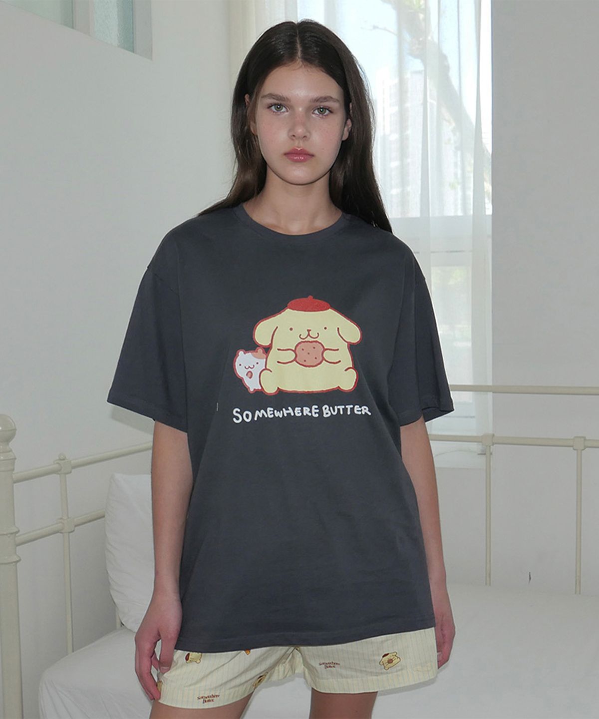 썸웨어버터(SOMEWHEREBUTTER) Pompompurin Over-Fit Top - Charcoal