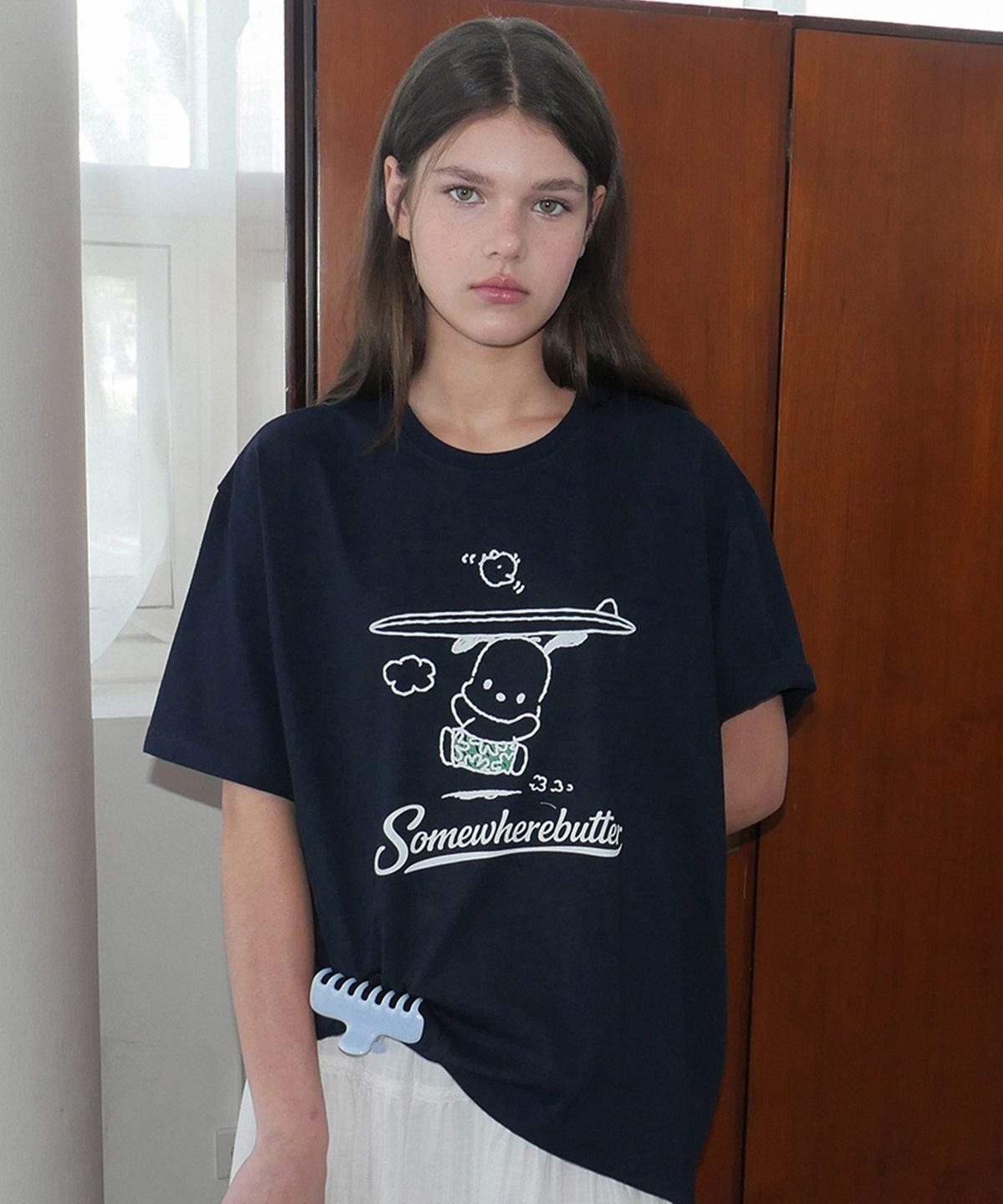 썸웨어버터(SOMEWHEREBUTTER) Summer Pochacco Over-Fit Top - Navy