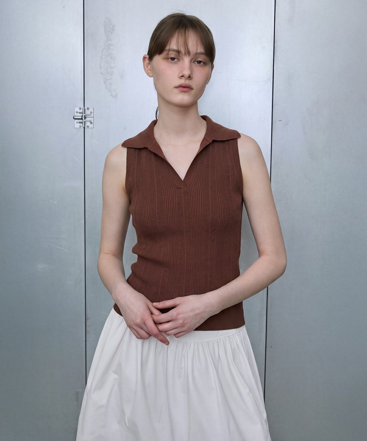 디에토(DEETO) Collared Ribbed Sleeveless Top [BROWN]