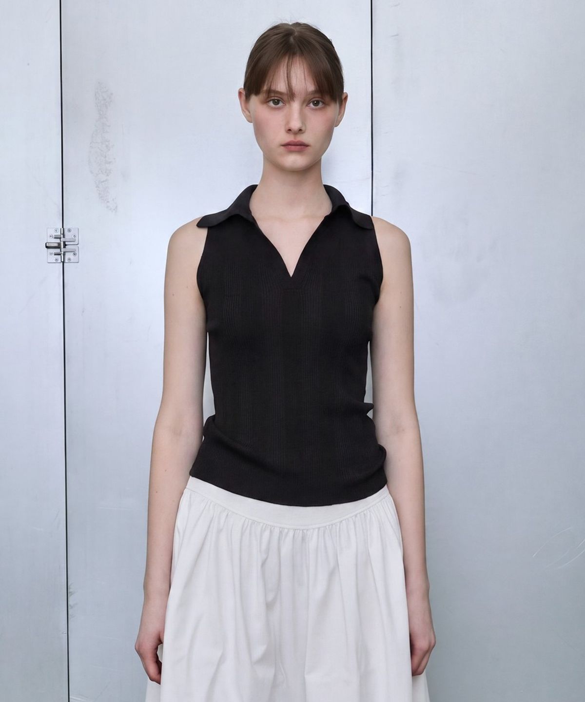 디에토(DEETO) Collared Ribbed Sleeveless Top [BLACK]