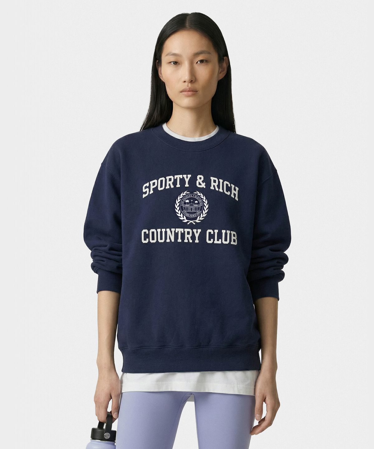 스포티앤리치(SPORTY&RICH) 바시티 크레스트 크루넥 남여공용 네이비 R265AUW005