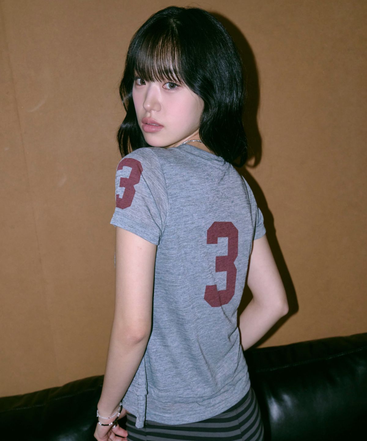 언타이틀 서울(UNTITLED SEOUL) 언타이틀 넘버링 레이어드 헨리넥 크롭 반팔 그레이