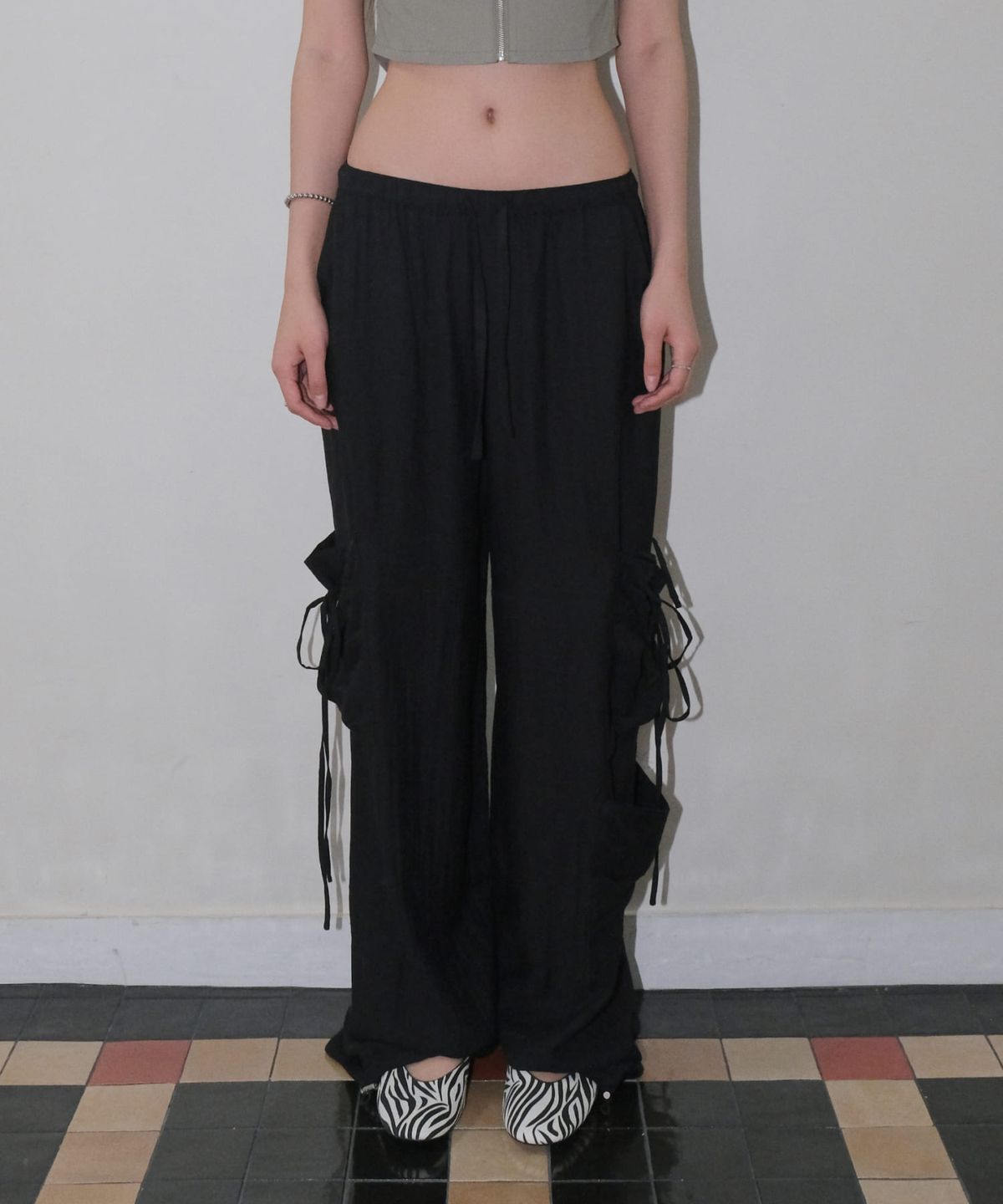 오디너리 홀리데이(ORDINARY HOLIDAY) LINEN CARGO WIDE PANTS [BLACK]