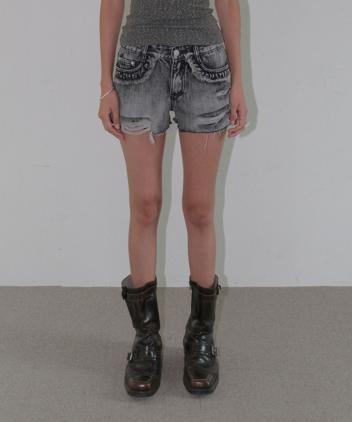 오디너리 홀리데이(ORDINARY HOLIDAY) CUT-OUT FRINGE DENIM SHORTS [BLACK]