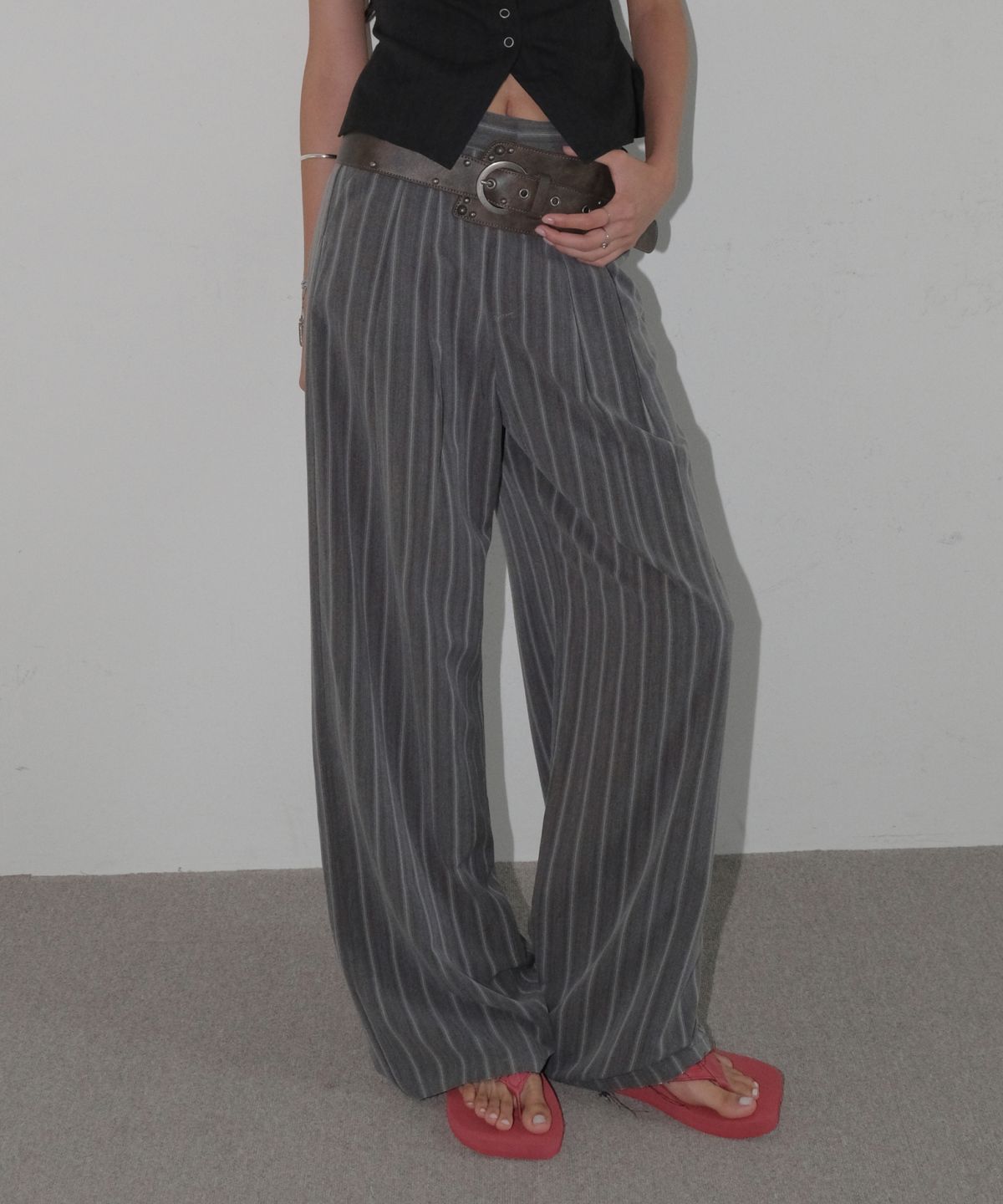 오디너리 홀리데이(ORDINARY HOLIDAY) TUCK WIDE PANTS [CHARCOAL]