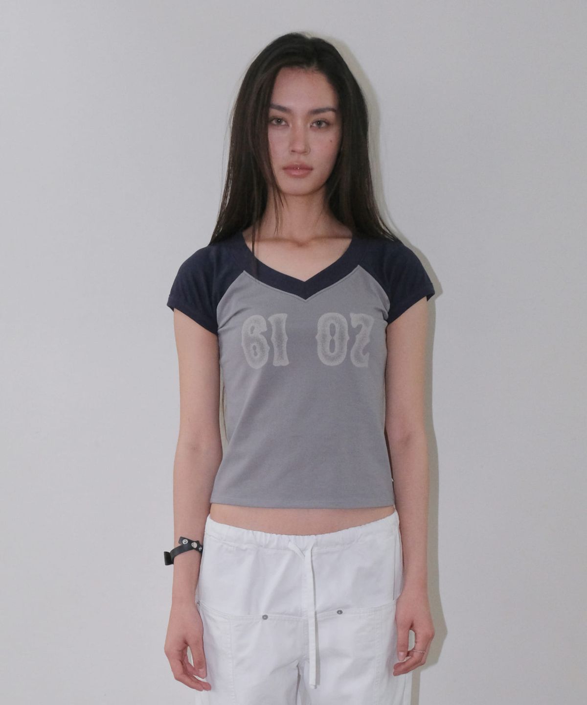 오디너리 홀리데이(ORDINARY HOLIDAY) V NECK SLIM T-SHIRT [NAVY]