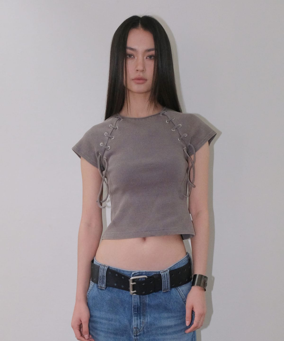 오디너리 홀리데이(ORDINARY HOLIDAY) LACE UP SLEEVES T-SHIRT [GREY]