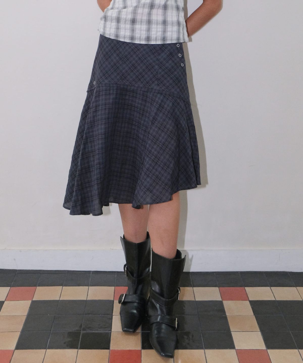 오디너리 홀리데이(ORDINARY HOLIDAY) UNBALANCE FLARE SKIRT [NAVY]