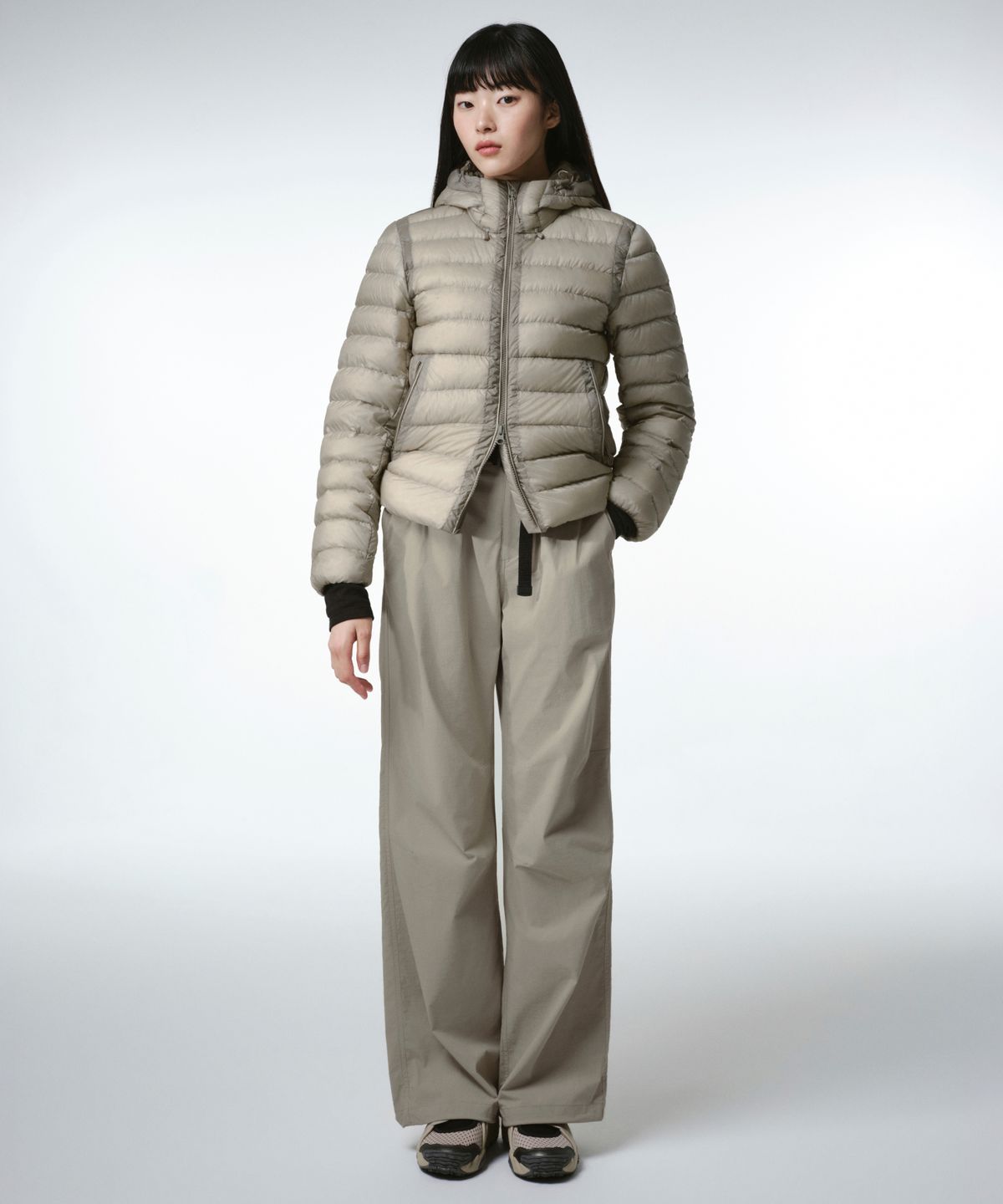 무신사 스탠다드 우먼(MUSINSA STANDARD WOMAN) [시티 레저] 우먼즈 나일론 벨티드 파라슈트 팬츠 [그레이쉬 베이지]