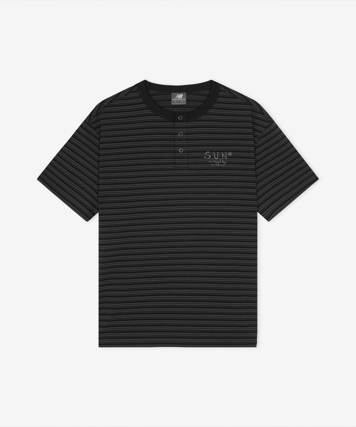 뉴발란스(NEW BALANCE) NBNEGCA043 / UNI 선 키스드 스트라이프 헨리넥 반팔티 (BLACK)