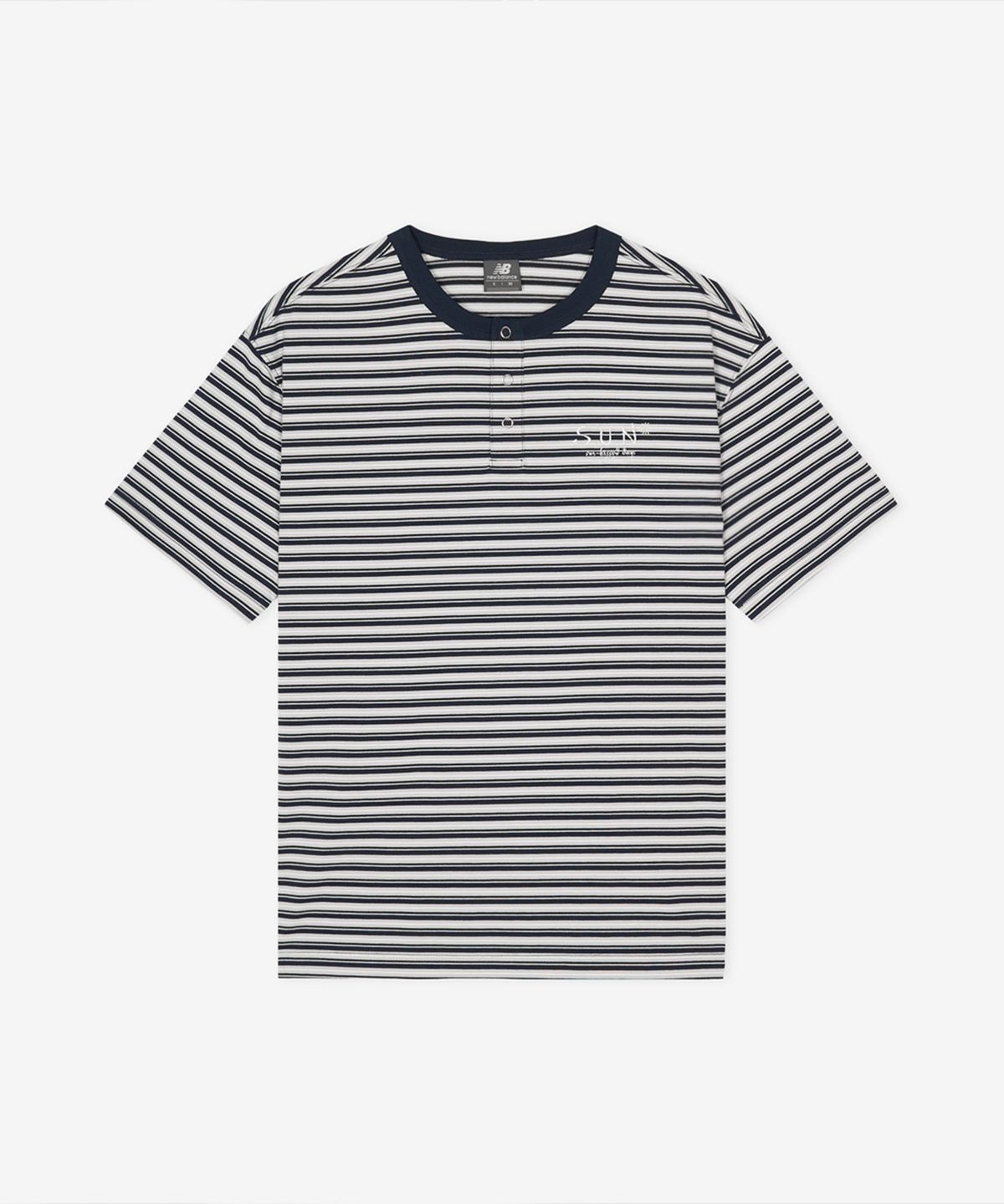 뉴발란스(NEW BALANCE) NBNEGCA043 / UNI 선 키스드 스트라이프 헨리넥 반팔티 (GRAY)