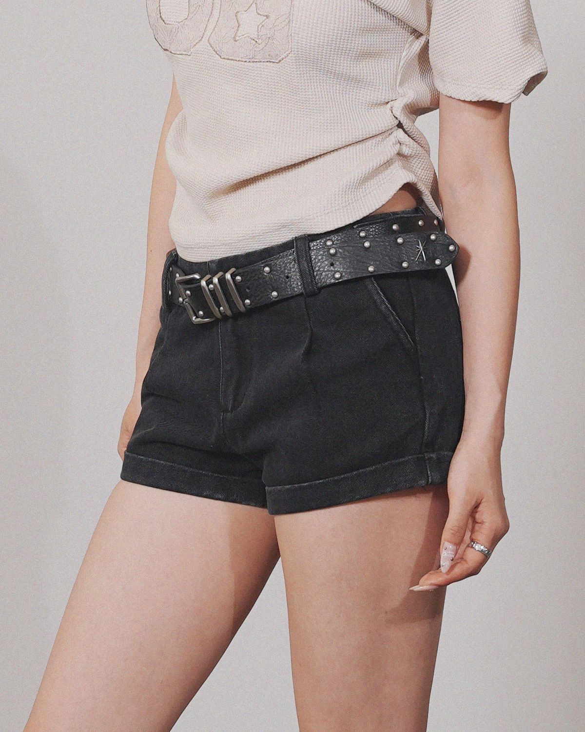 여린(YEORIN) R. Cuff Shorts (Black)