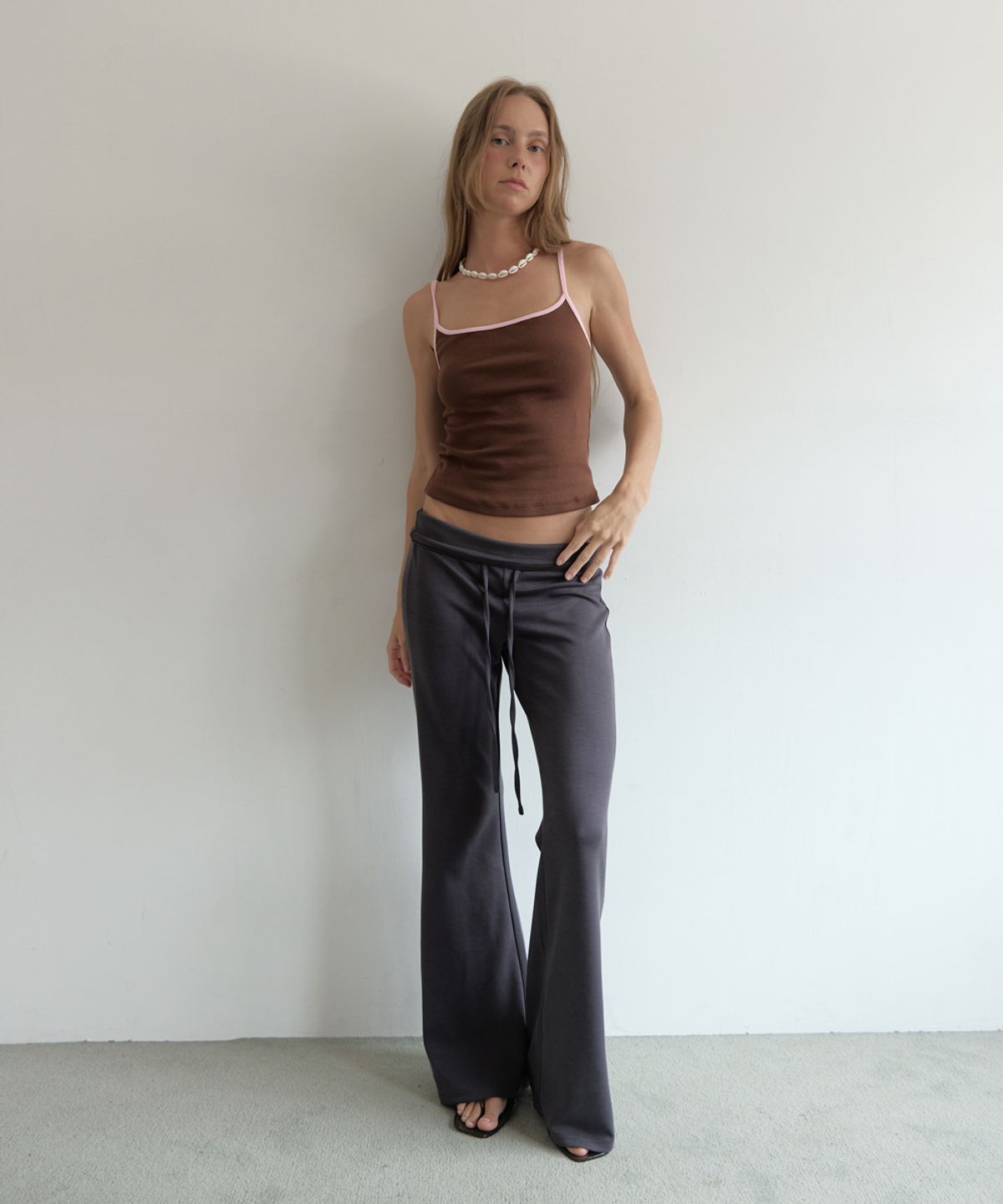 아수라(ASURA) RELAXED BOOTCUT PANTS (CHARCOAL)