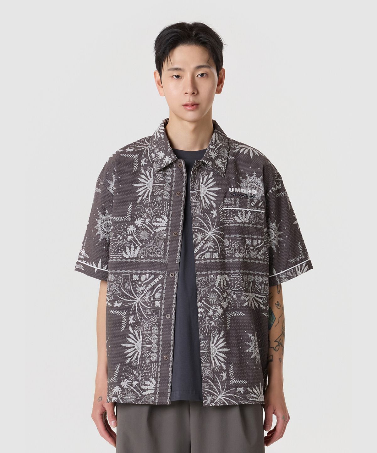 엄브로(UMBRO) 시어서커 페이즐리 반팔 셔츠 브라운 UR221CJK62