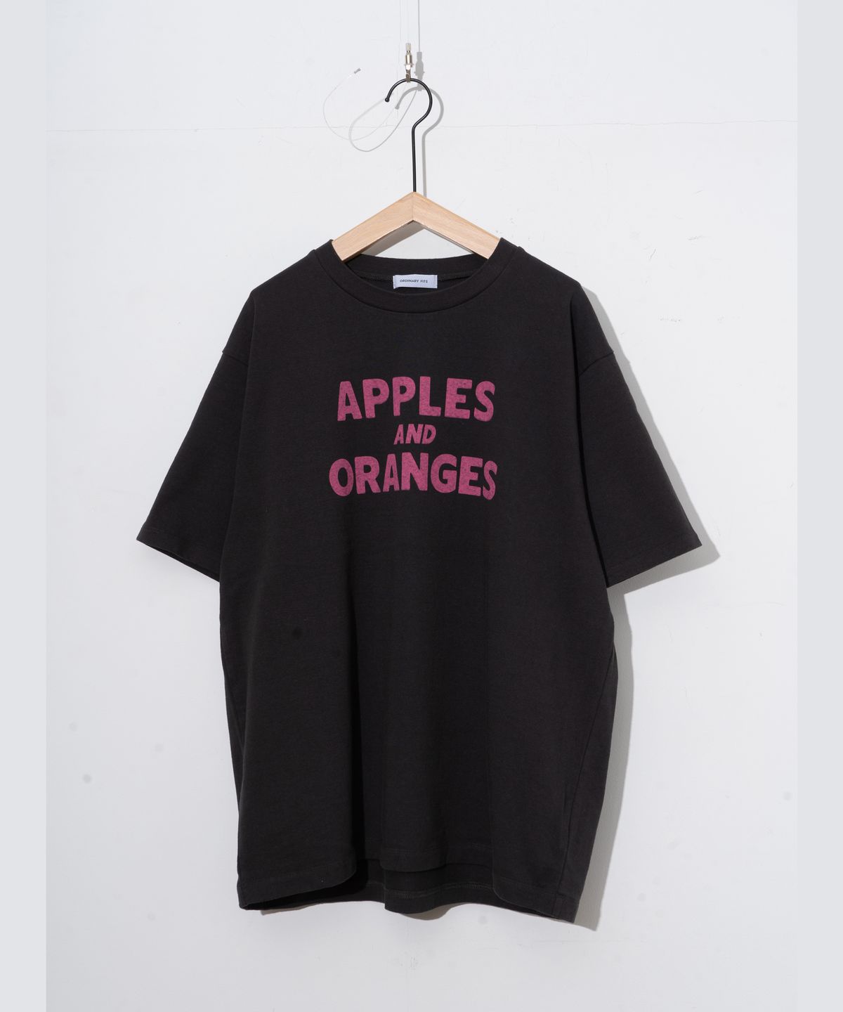 오디너리 피츠(ORDINARY FITS) A&O 프린팅 반소매 티셔츠 - 블랙 / CS028011