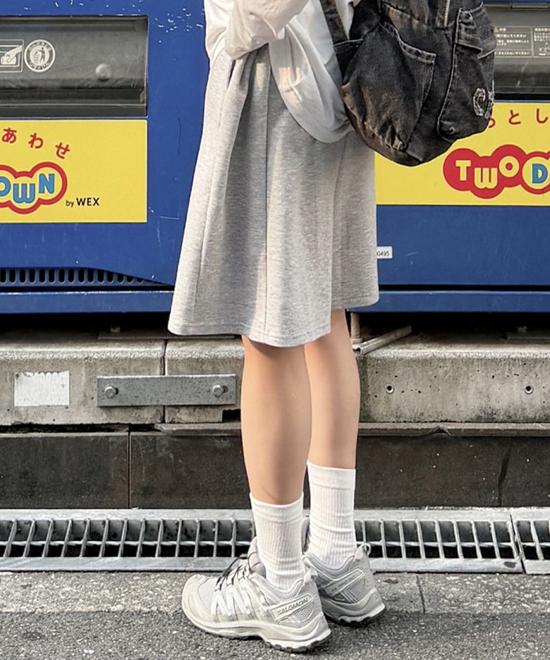 에어 에센셜 사이드 절개 버뮤다 숏팬츠 그레이