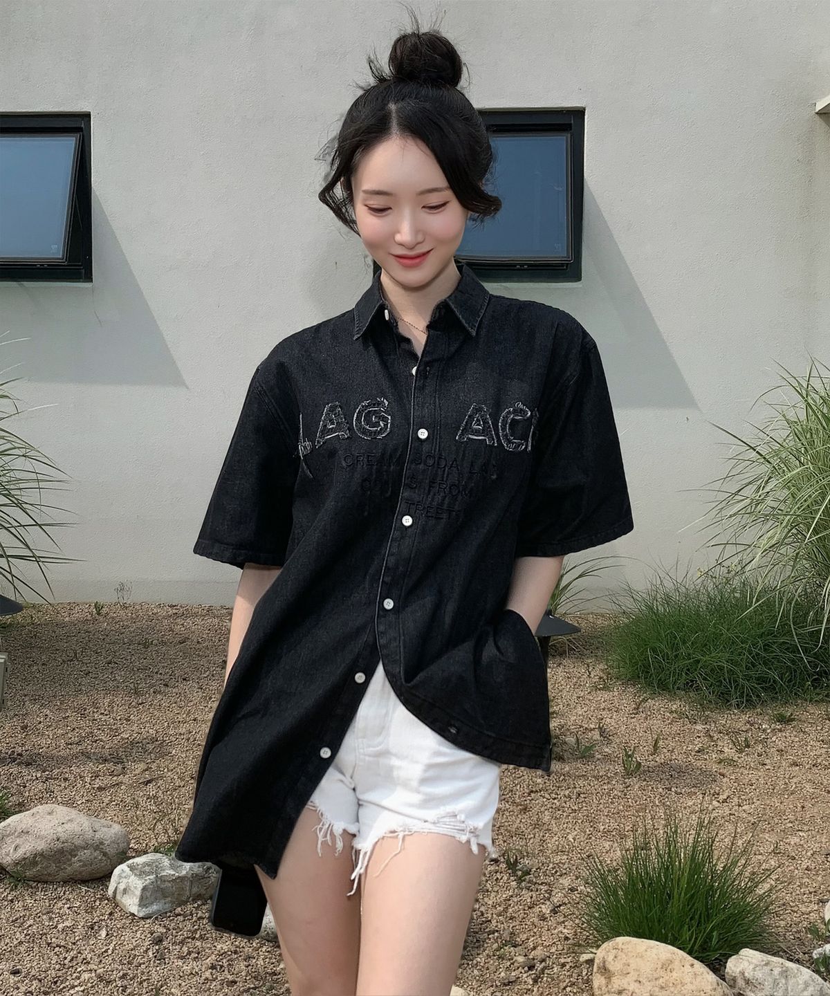 크림소다랩(CREAM SODA LAB) 아플리케 자수 레터링 데님 카라 반팔 셔츠 블랙