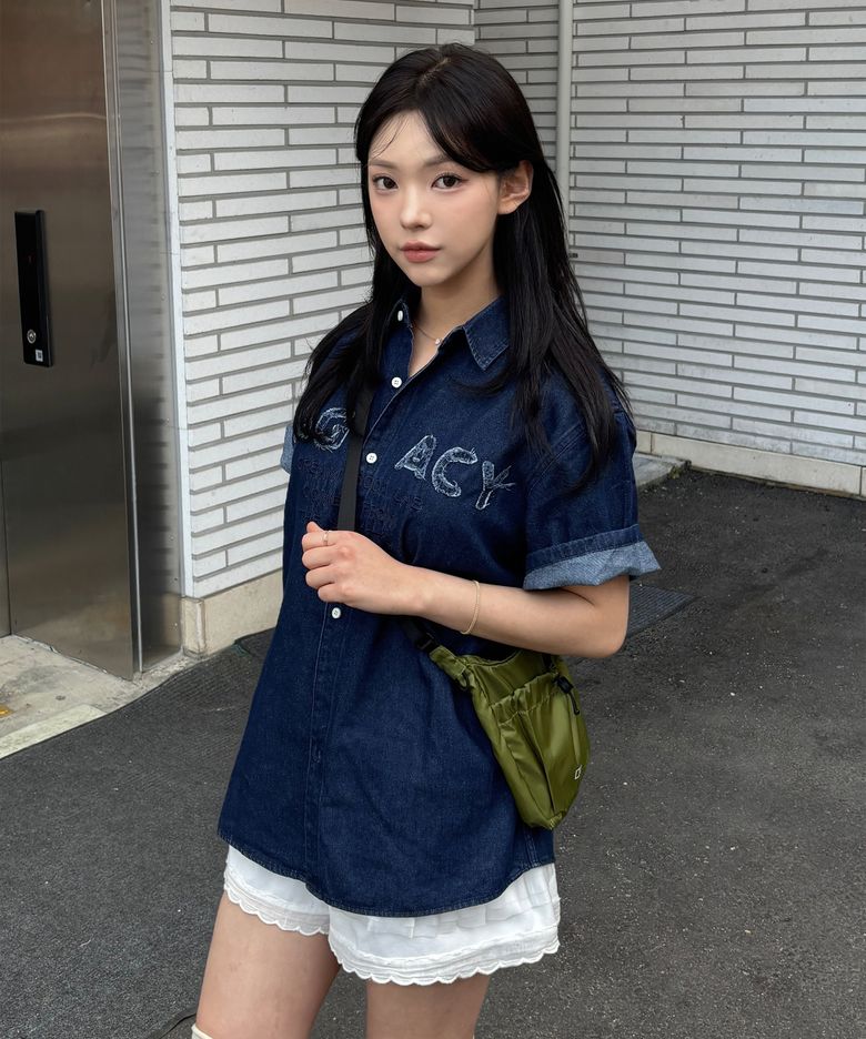 아플리케 자수 레터링 데님 카라 반팔 셔츠 블루