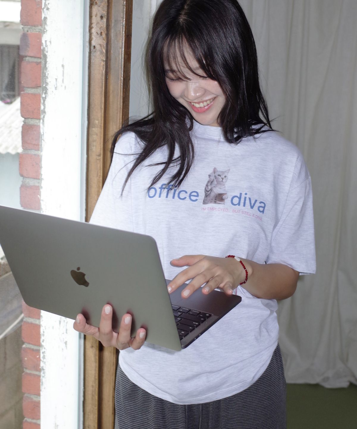 포에브(POEV) Office Diva Cat T-Shirt - White Melange