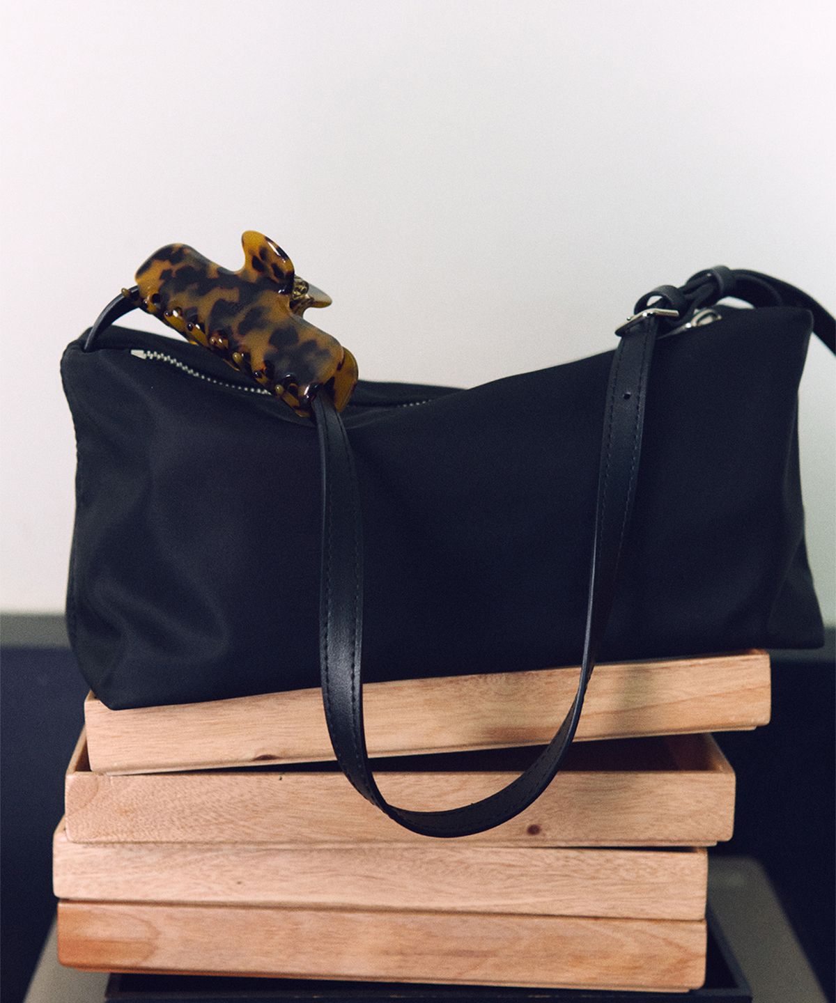 오브히(OVHEE) 미누 나일론 숄더백 Minu Nylon Shoulder Bag_Black