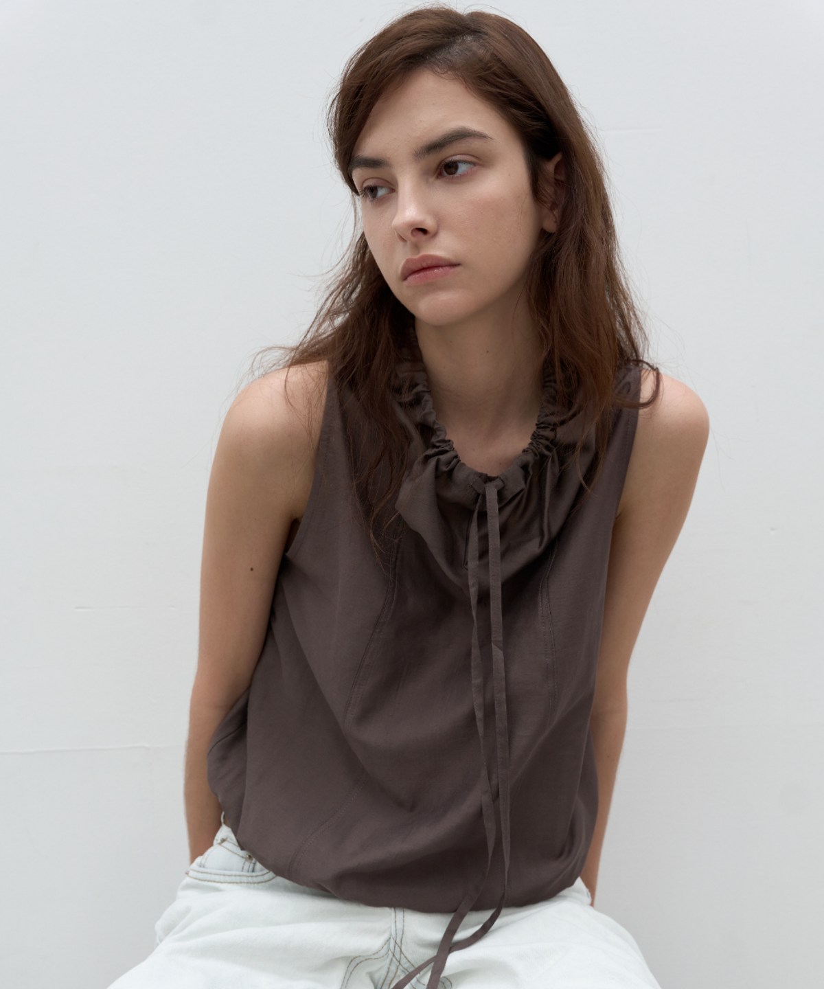 서란(SEORAN) Majel Sleeveless Blouse_Charcoal