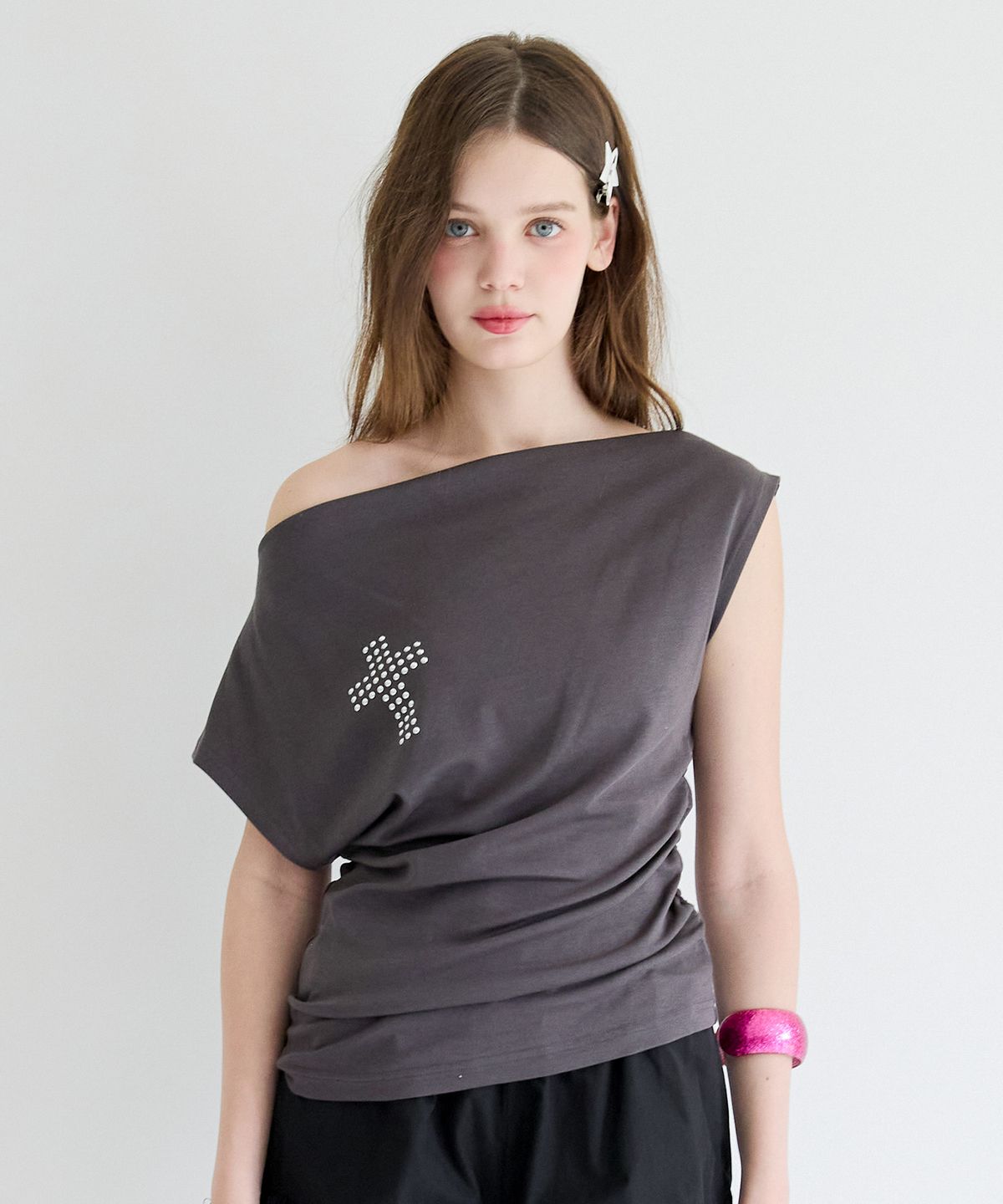 알키알카(ALKI ALKA) Studded Draped Top (Charcoal)