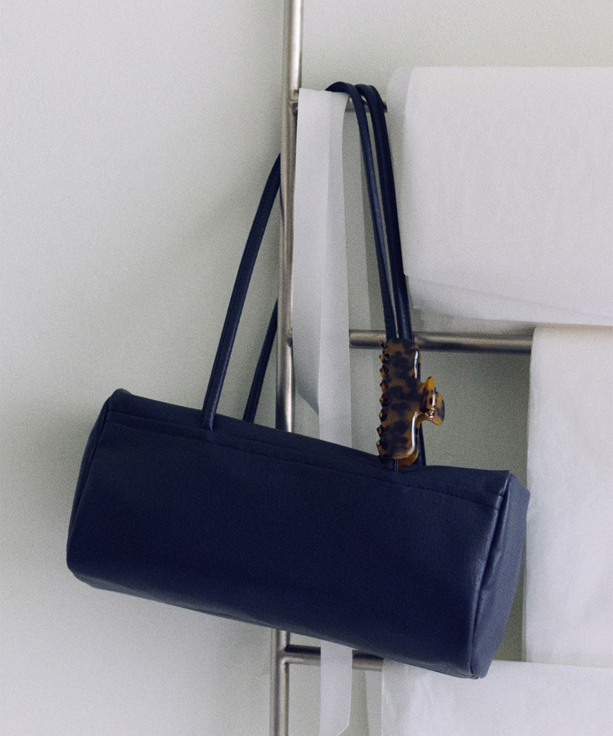 오브히(OVHEE) 알로 볼링 숄더백 Arlo Bowling Shoulder Bag_Navy