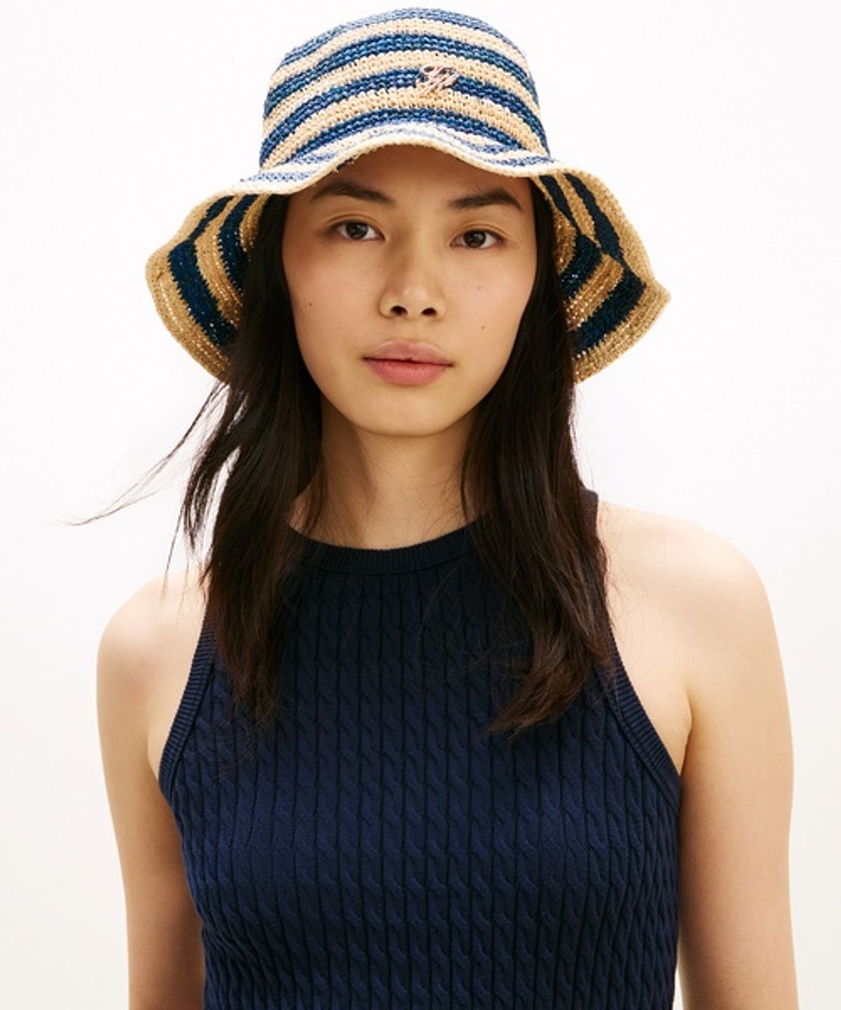 타미힐피거(TOMMY HILFIGER) 스트라이프 디테일 라피아 버킷햇 (T22G1AHT053WT1DW6)