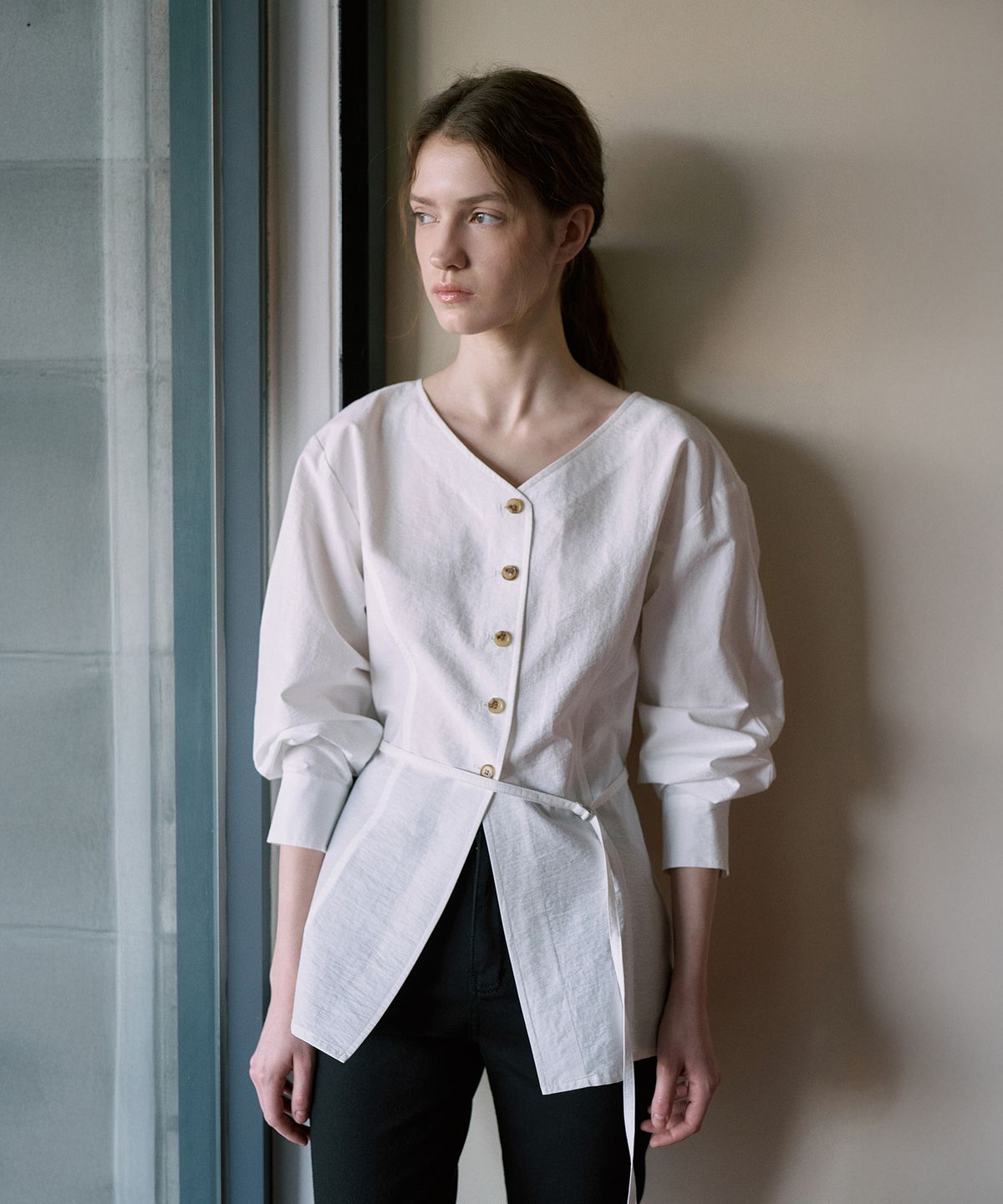 라메레이(LAMEREI) Hourglass V-Neck Blouse[LMBFSPSH316]-2color