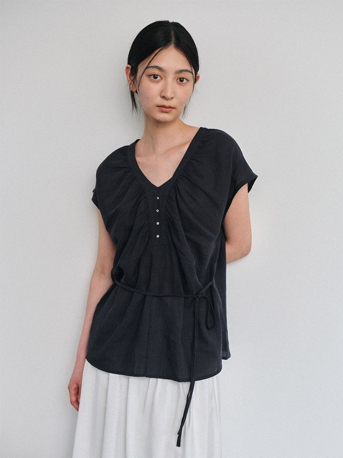 헌치(HUNCH) Shirring V-Neck Blouse (2color)