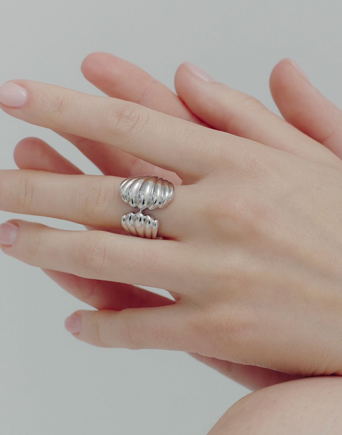 이에르로르(HYERES LOR) [Premium Plating] H 에디션 AB(W) 쉘 웨이브 반지 HL6R65625WB