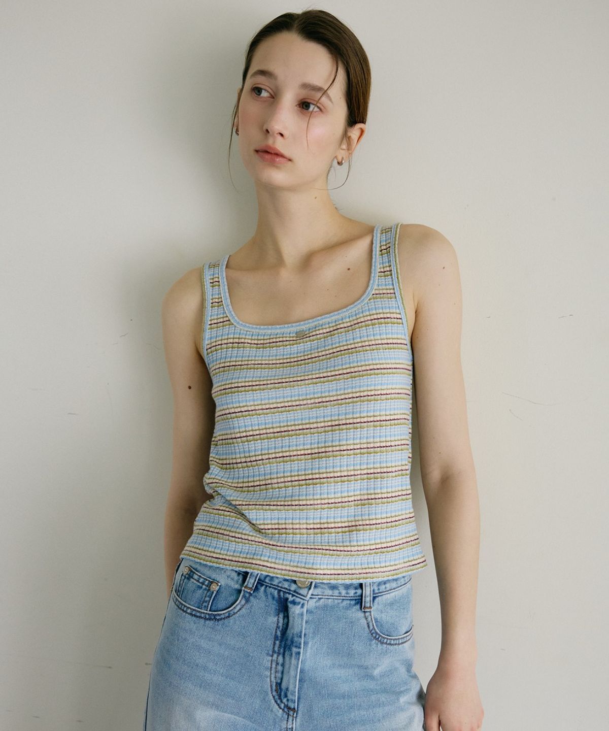 올리브 데 올리브(OLIVE DES OLIVE) U넥 스트라이프 골지 슬리브리스 OE6ME4370