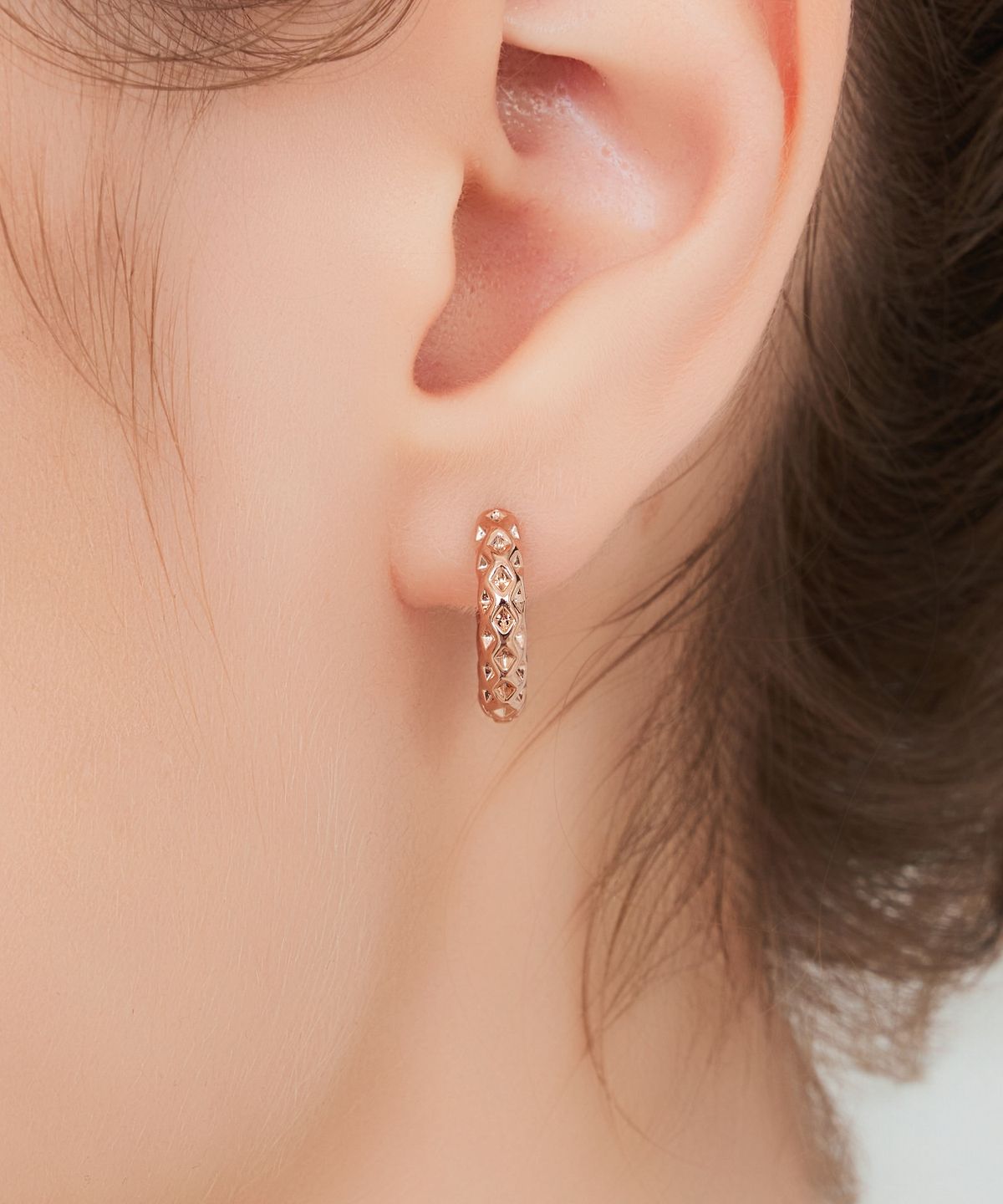 가이거주얼리(GEIGERJEWELRY) 18K GF 데일리 엠보 원터치 링 귀걸이 GI8KPEE095