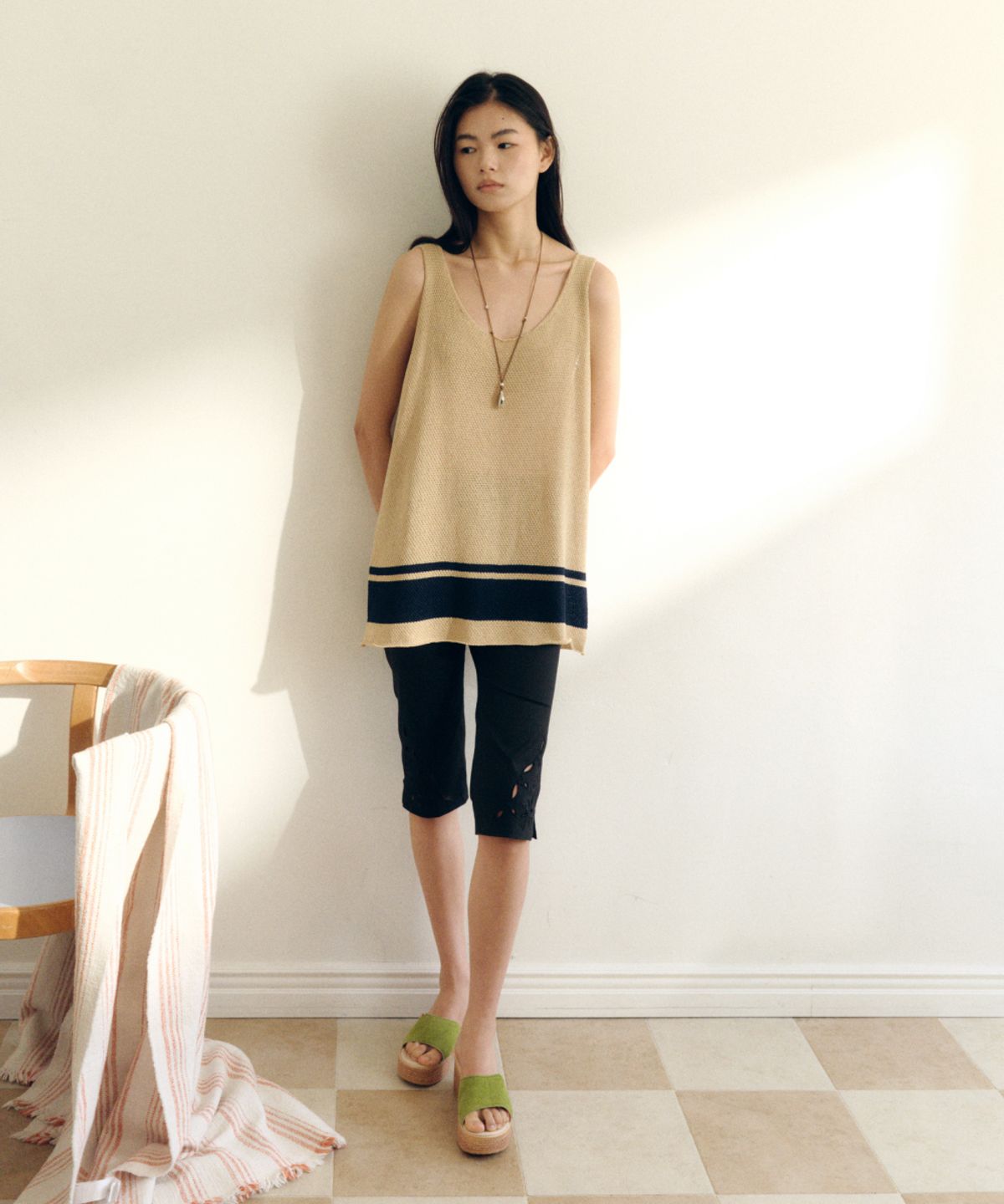 솔티페블(SALTY PEBBLE) CUTWORK EMBROIDERY CAPRI PANTS [BLACK]
