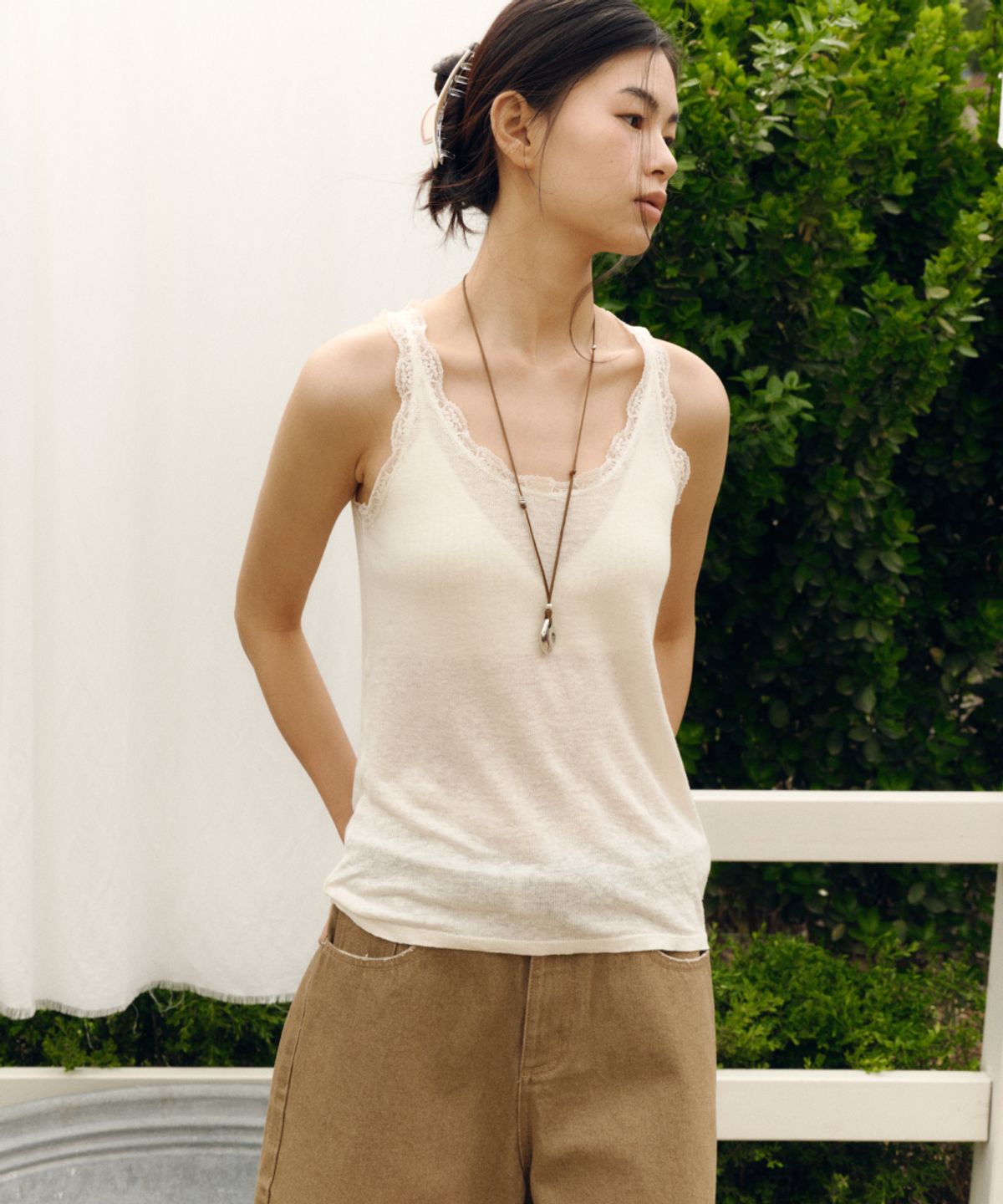 솔티페블(SALTY PEBBLE) LINEN BLEND LACE SLEEVELESS TOP [IVORY]