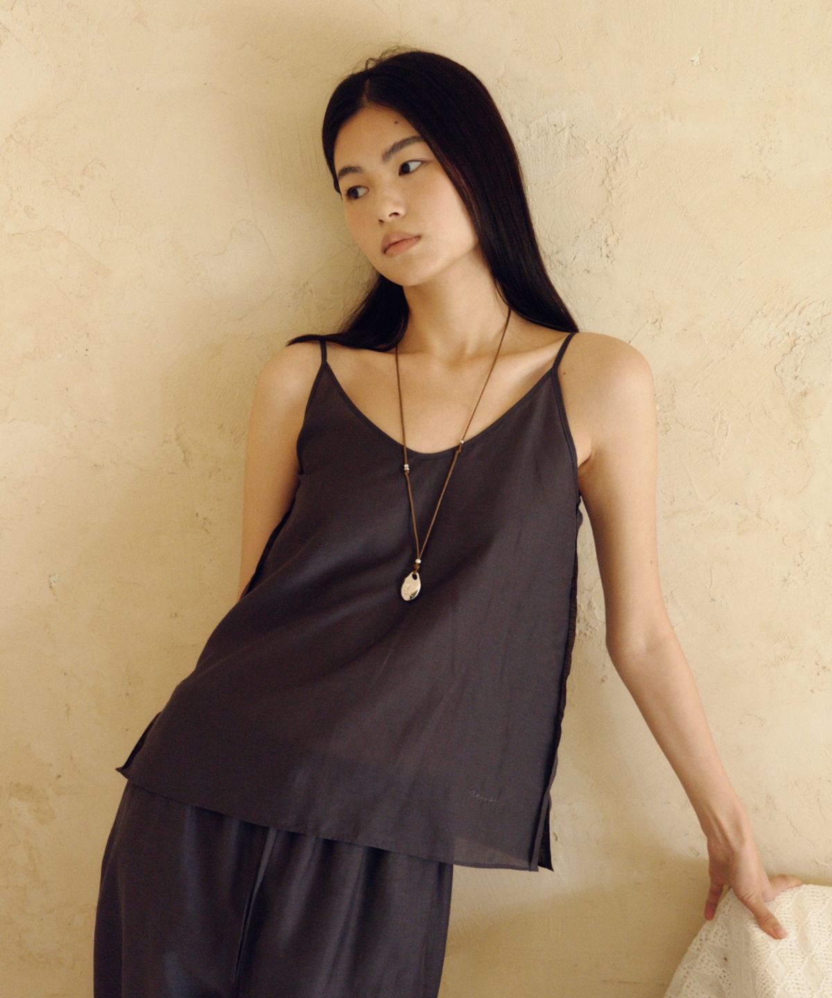 솔티페블(SALTY PEBBLE) SILKY LINEN SLEEVELESS TOP [CHARCOAL]