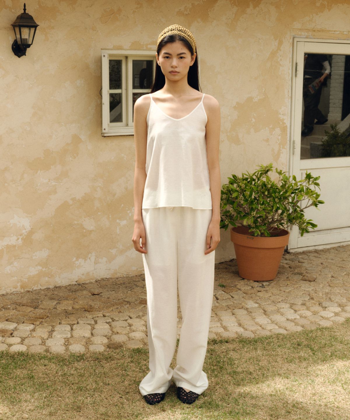 솔티페블(SALTY PEBBLE) SILKY LINEN SLEEVELESS TOP [IVORY]