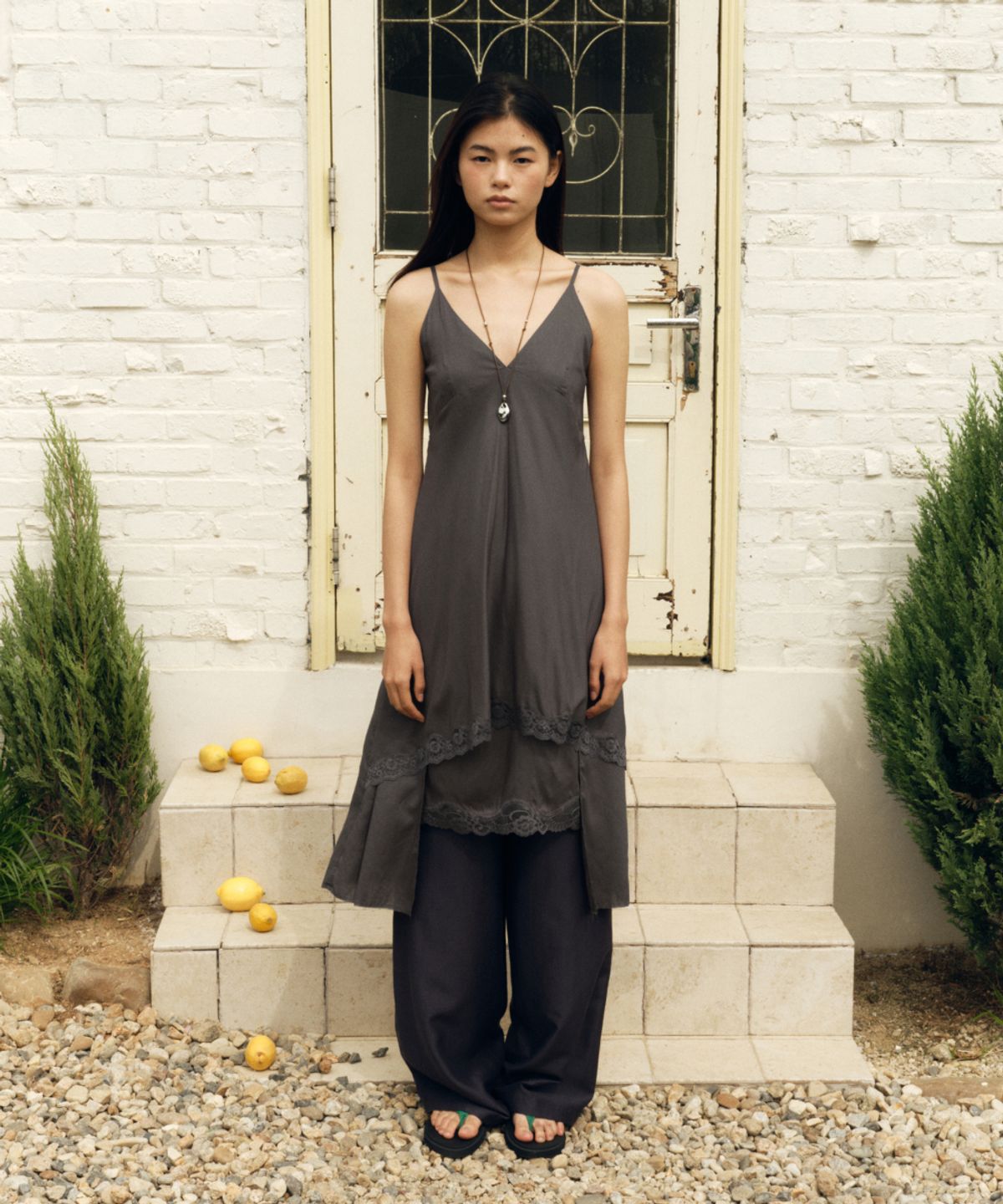 솔티페블(SALTY PEBBLE) LACE LAYERED SLIP DRESS [CHARCOAL]