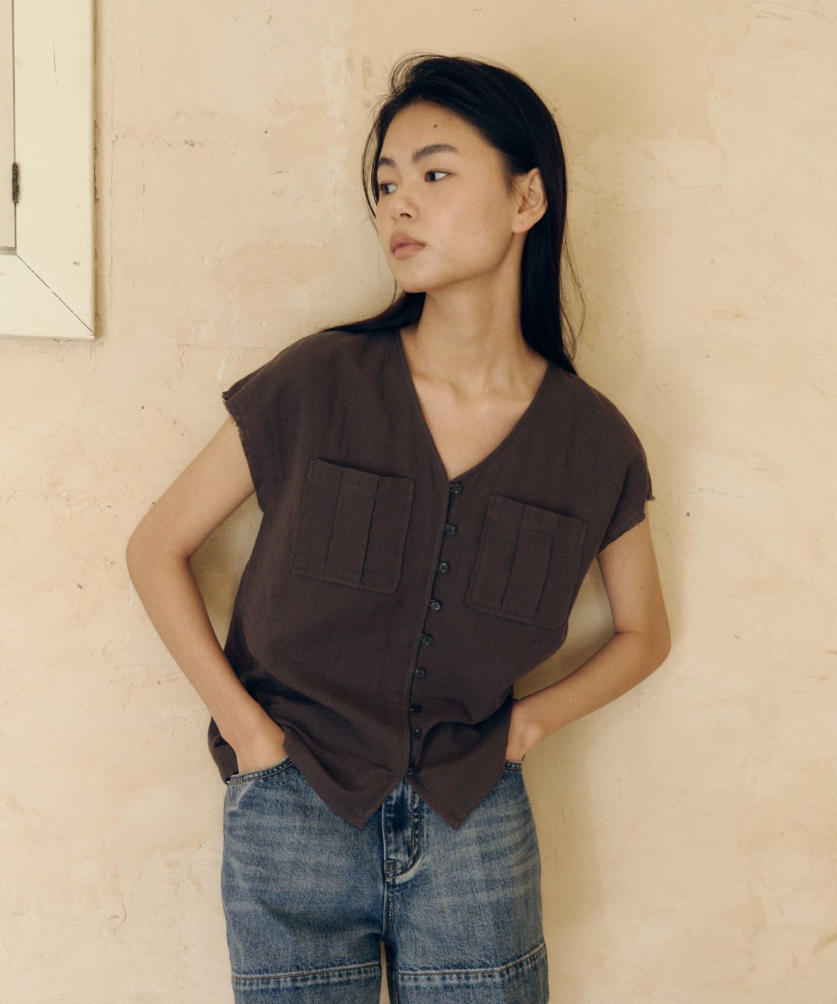 솔티페블(SALTY PEBBLE) DOUBLE GAUZE POCKET V-NECK SHIRT [CHARCOAL]